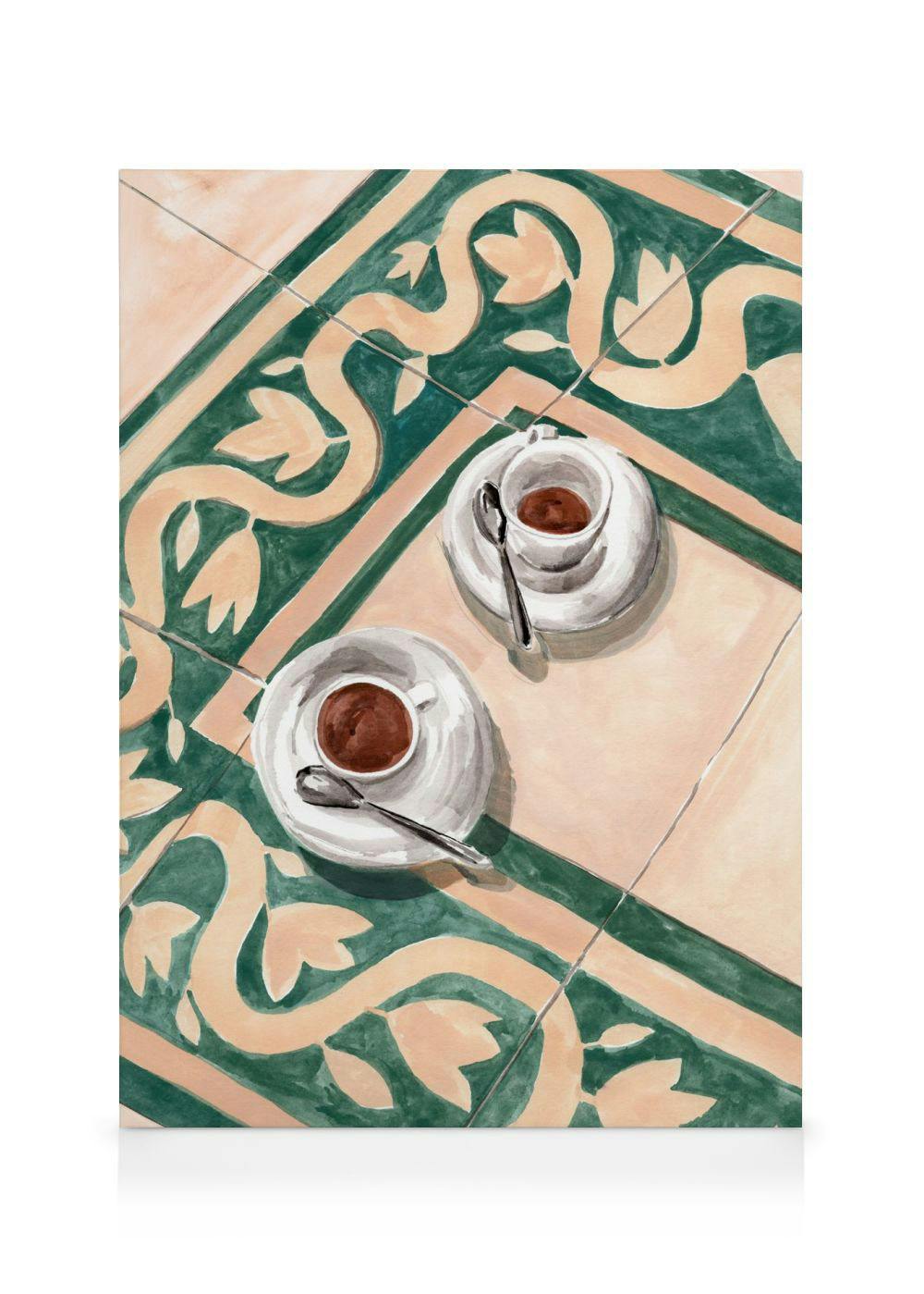Lærred med to kaffekopper på en flisebelagt overflade med grønne og beige bladmønstre.