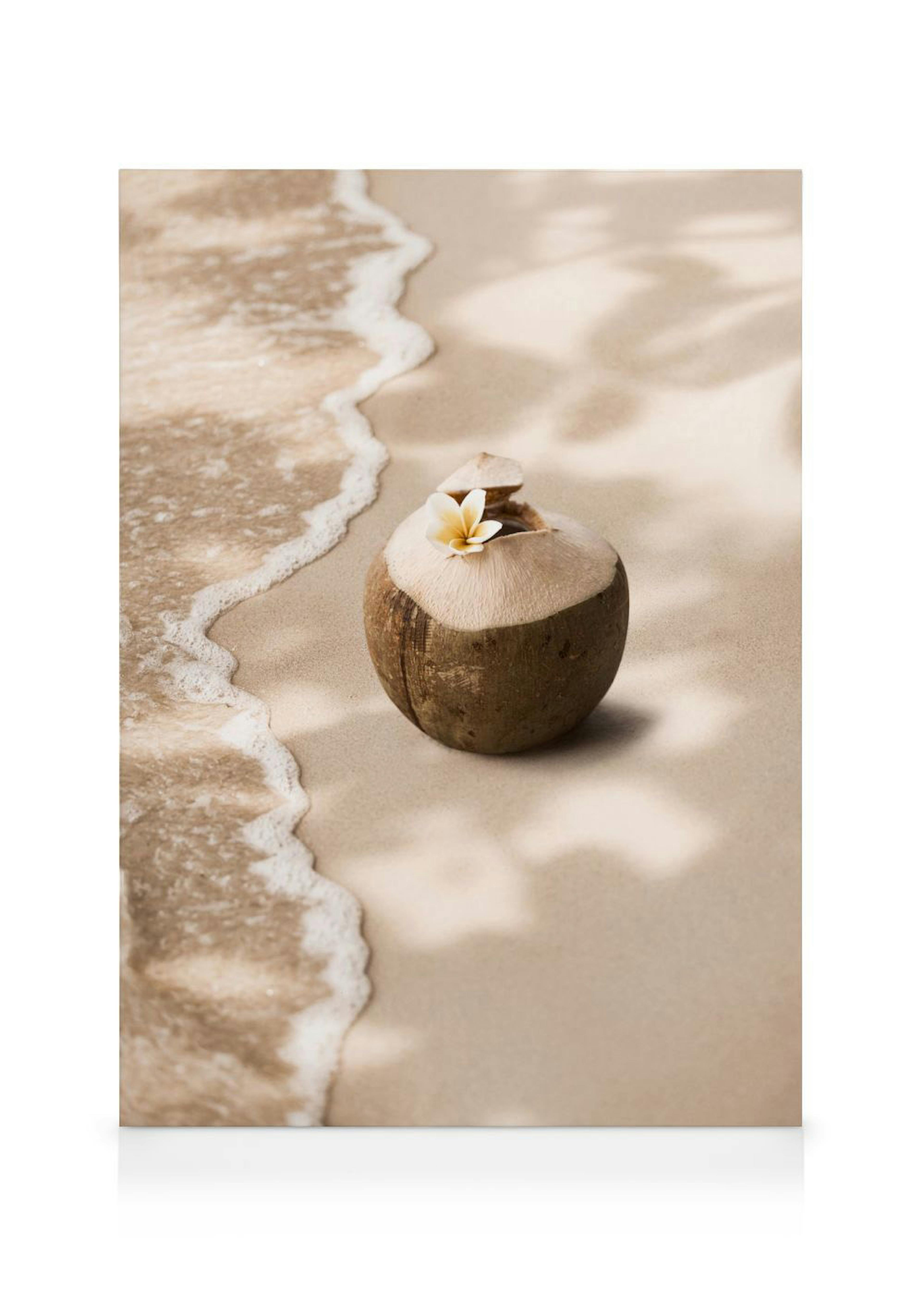 Lienzo con un coco fresco en la arena de la playa con una flor plumeria blanca y espuma de olas.