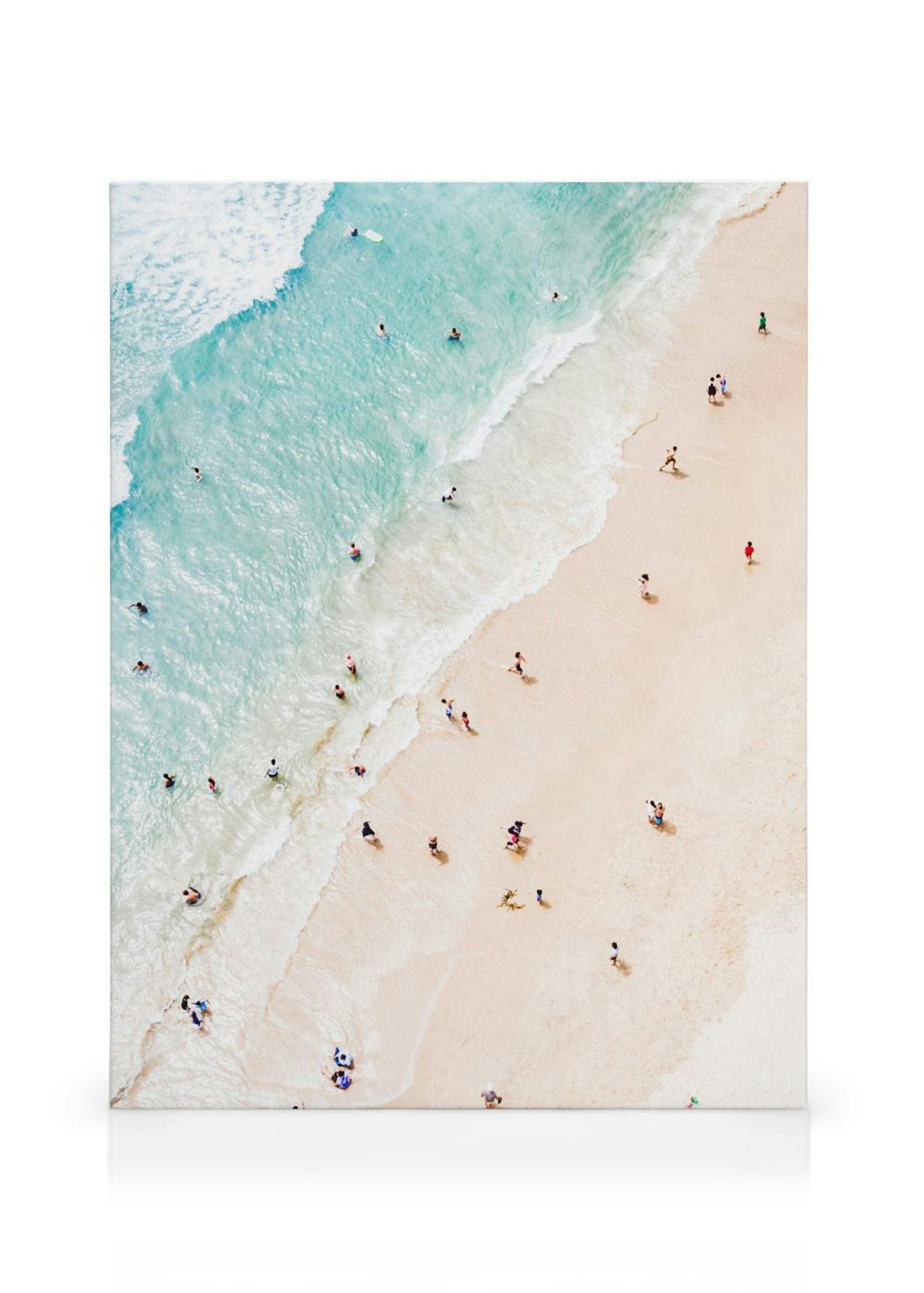 Leinwandbild mit Luftaufnahme von Strand und türkisfarbenem Meer mit badenden Menschen.