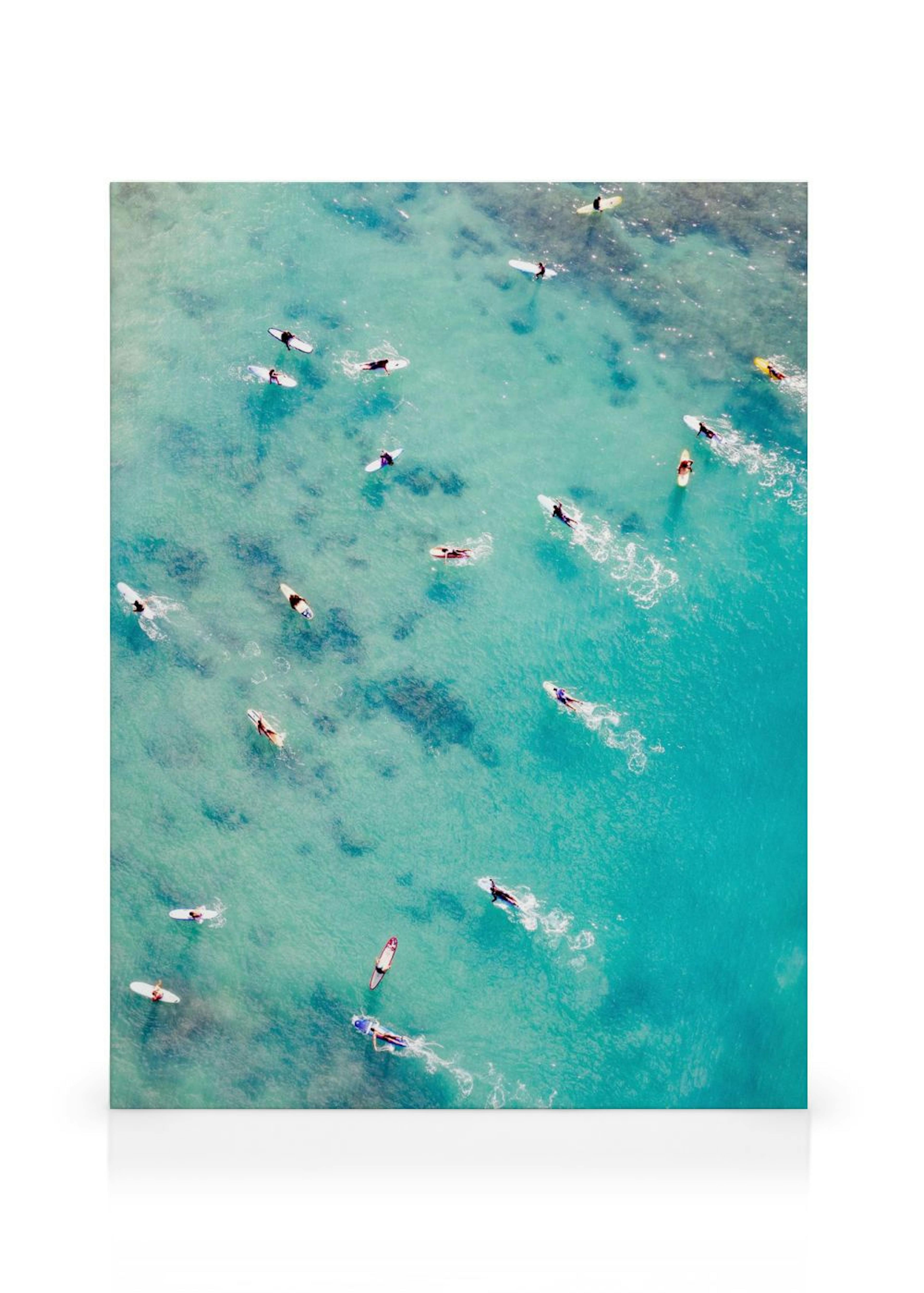Leinwandbild mit Luftaufnahme von Surfern und Surfbrettern auf türkisblauem Meerwasser, ideal für ein maritimes Ambiente.