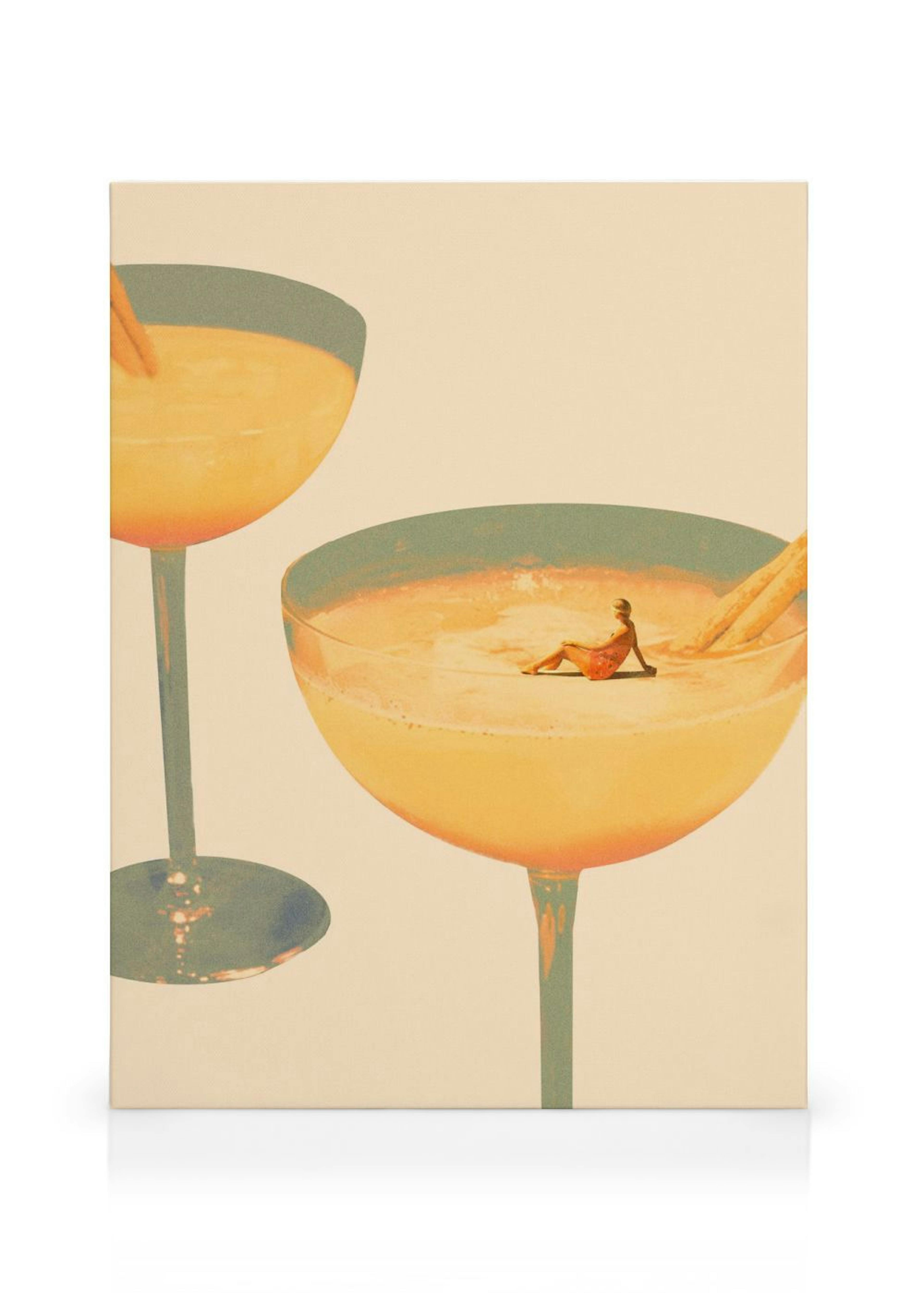 Leinwandbild mit zwei Cocktailgläsern, in denen eine Person auf dem Getränk liegt, vor hellem Hintergrund.