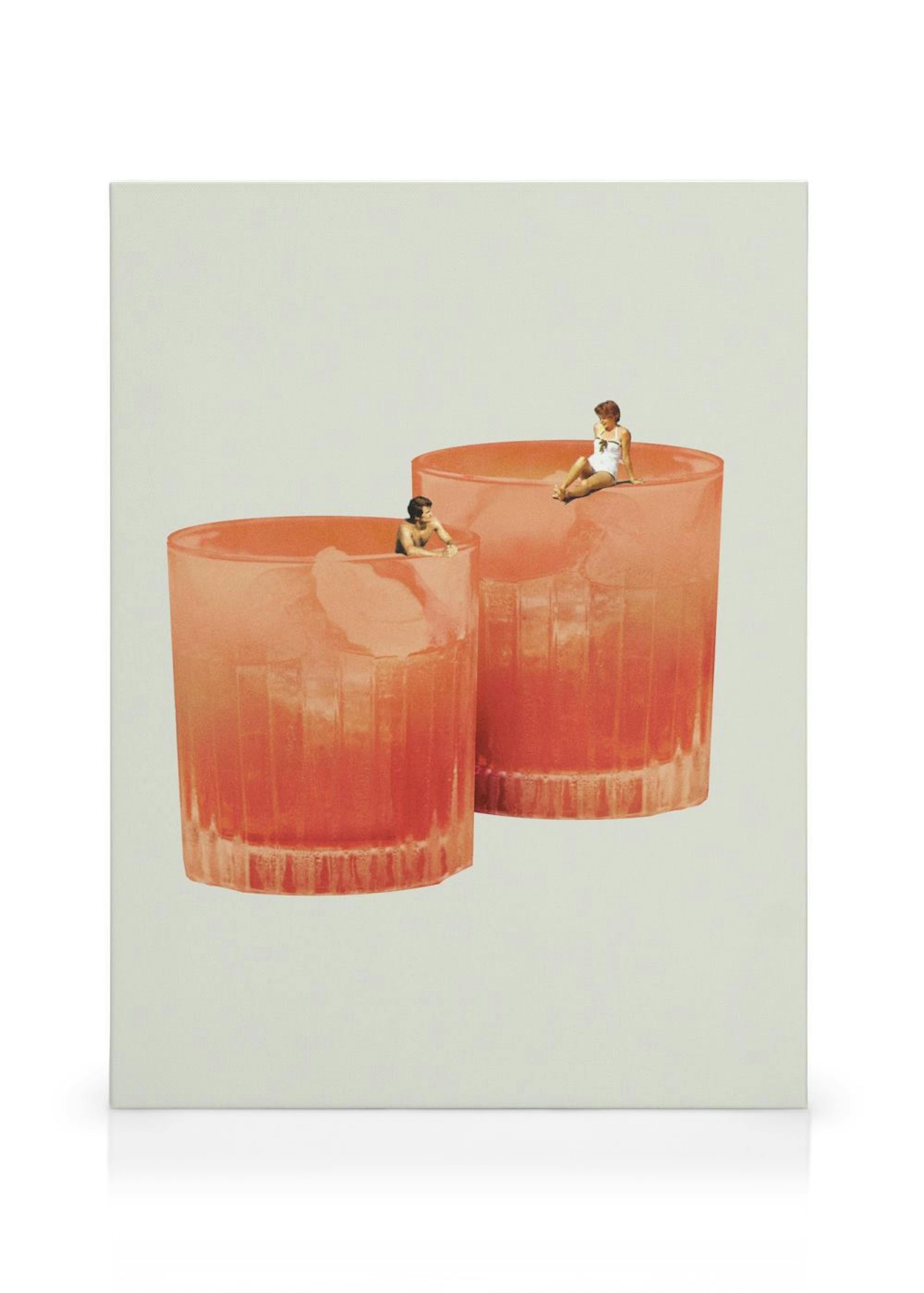 Leinwandbild mit zwei orangen Cocktailgläsern und kleinen Menschen, die darin baden oder darauf sitzen.