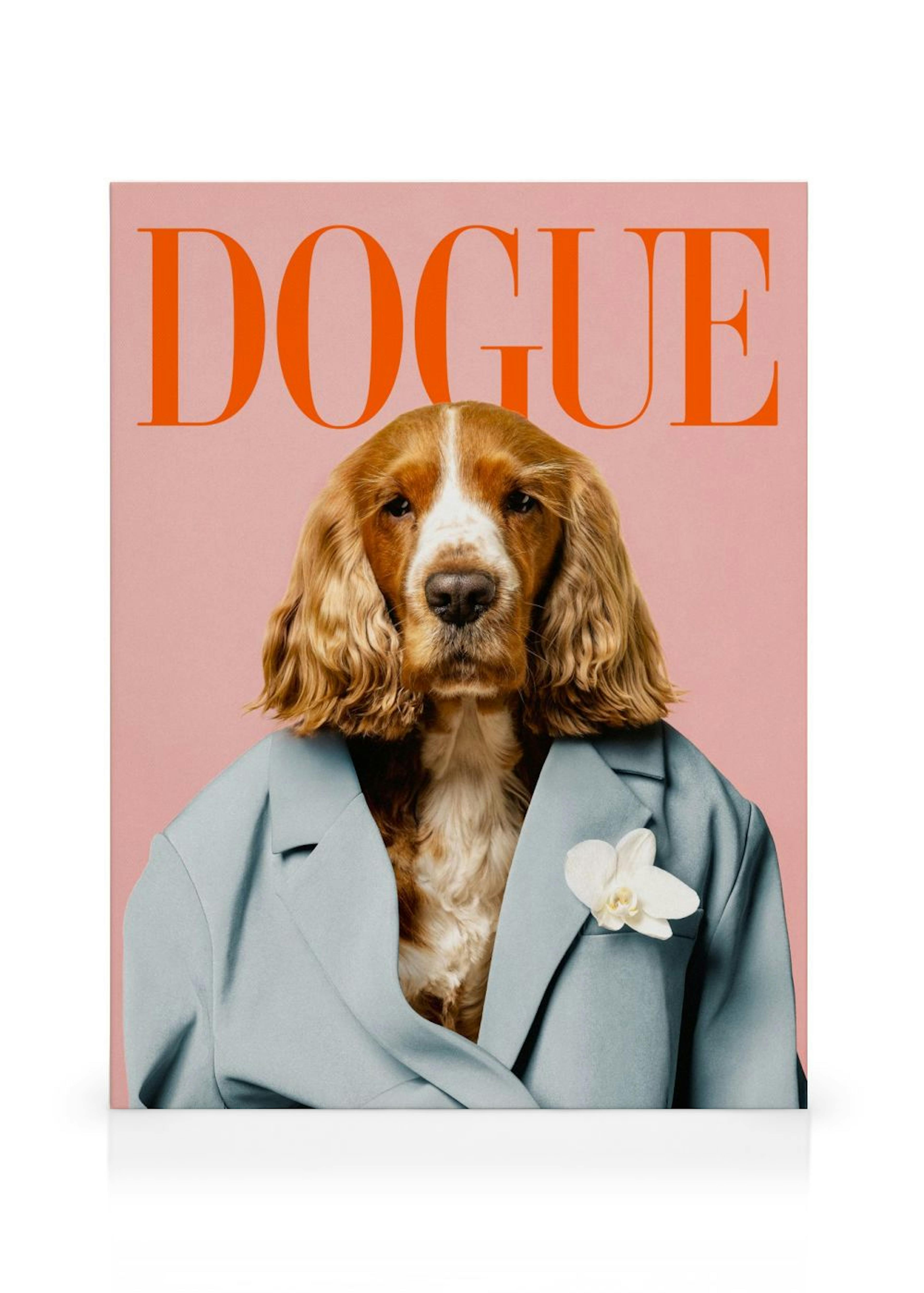 Leinwandbild mit einem Hund in Anzug und dem Titel DOGUE auf rosa Hintergrund, passt in ein modernes Wohnzimmer.