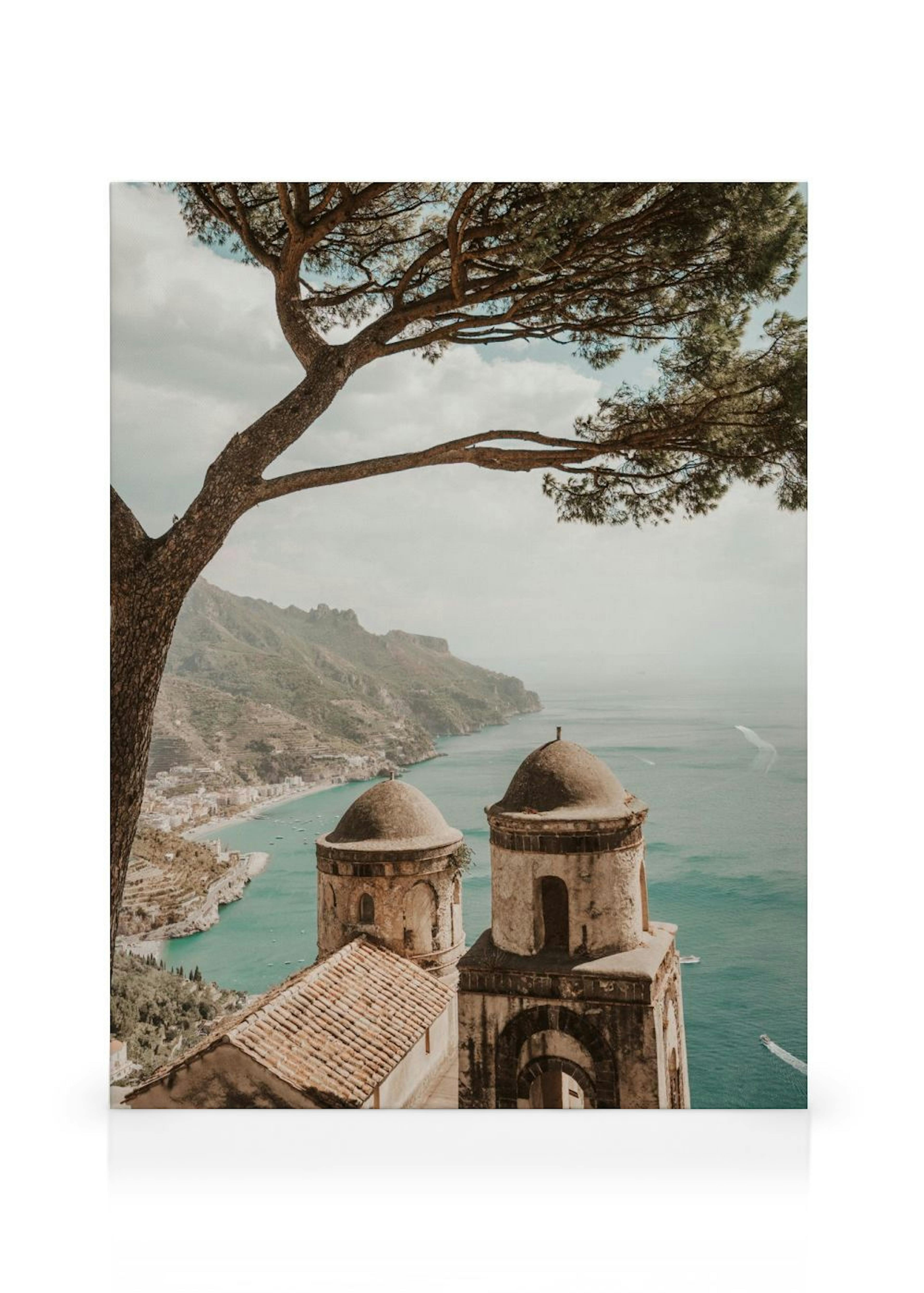 Leinwandbild mit Blick auf die Amalfiküste und zwei historische Türme, umrahmt von einem großen Baum.