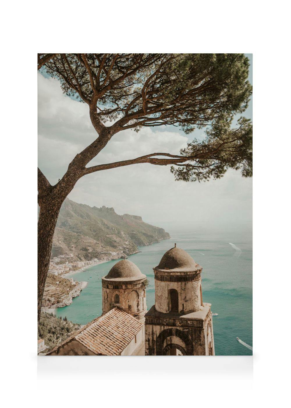 Stampa su tela con un albero e due cupole di chiesa che si affacciano sulla pittoresca costa di Amalfi e sul mare.