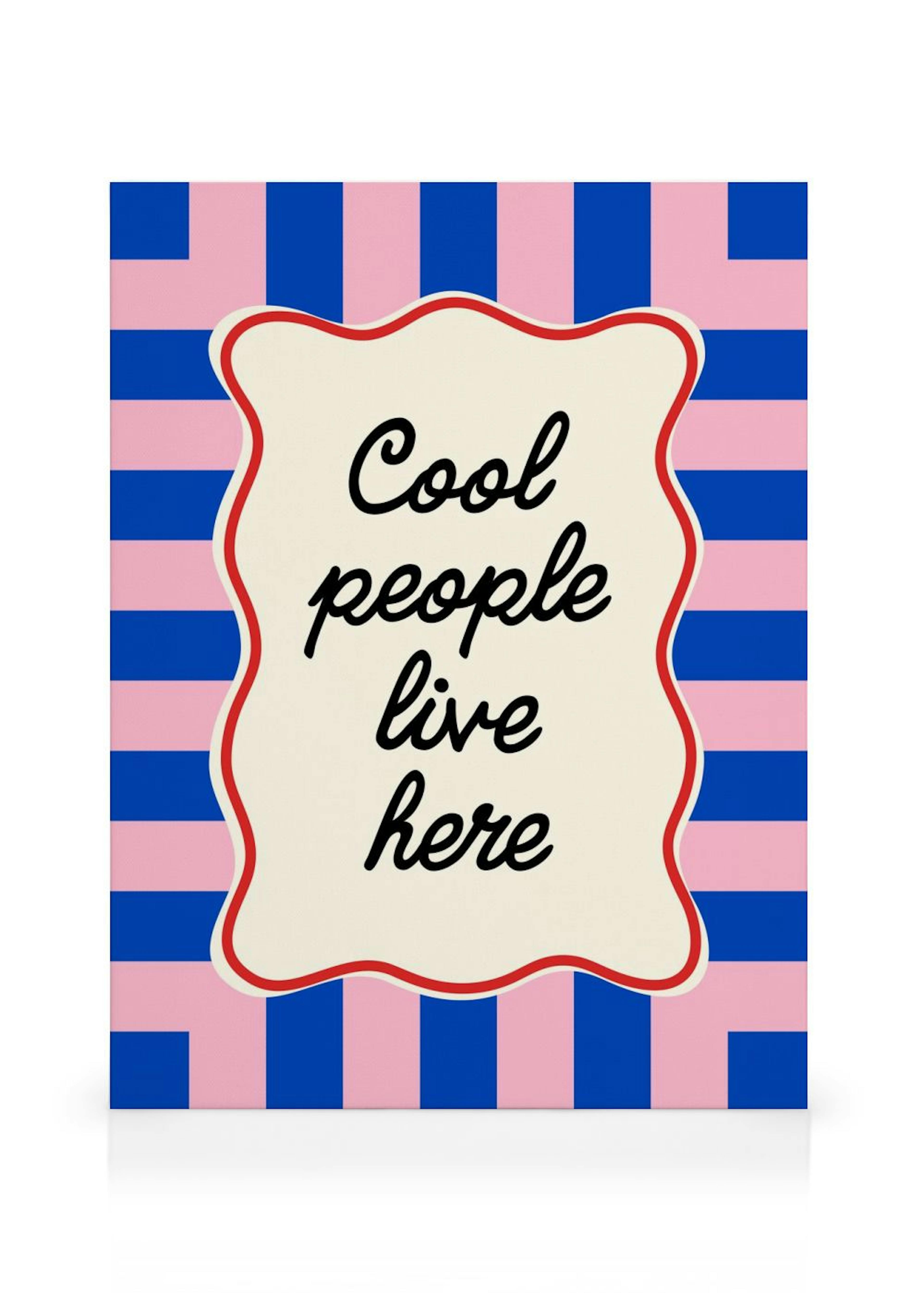 Leinwandbild mit rosa und blauen Streifenmuster und dem Spruch Cool people live here in einem modernen Wohnzimmer.