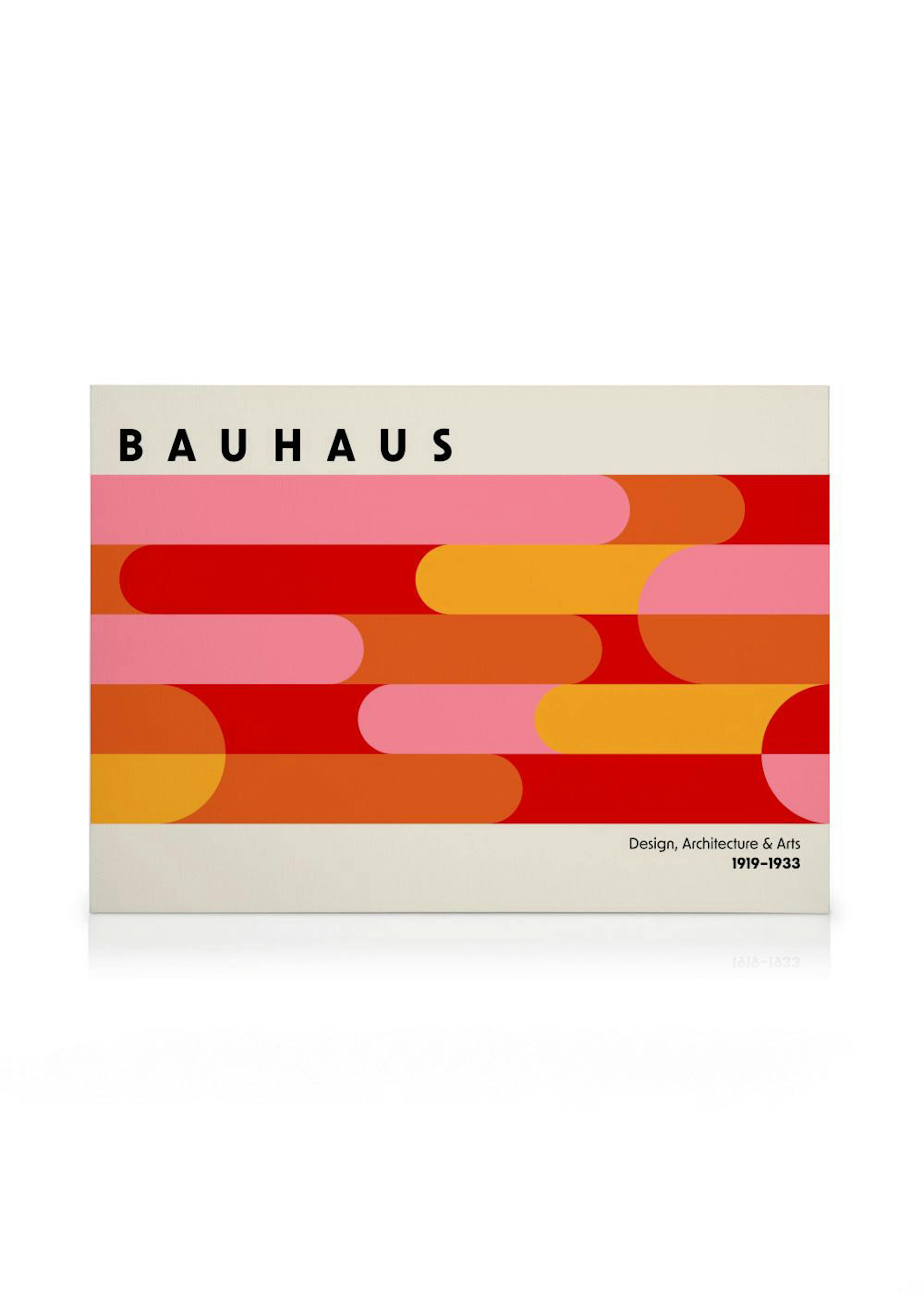 Canvastavla med Bauhaus i svart text över horisontella ränder i rött, orange och rosa på vit bakgrund.