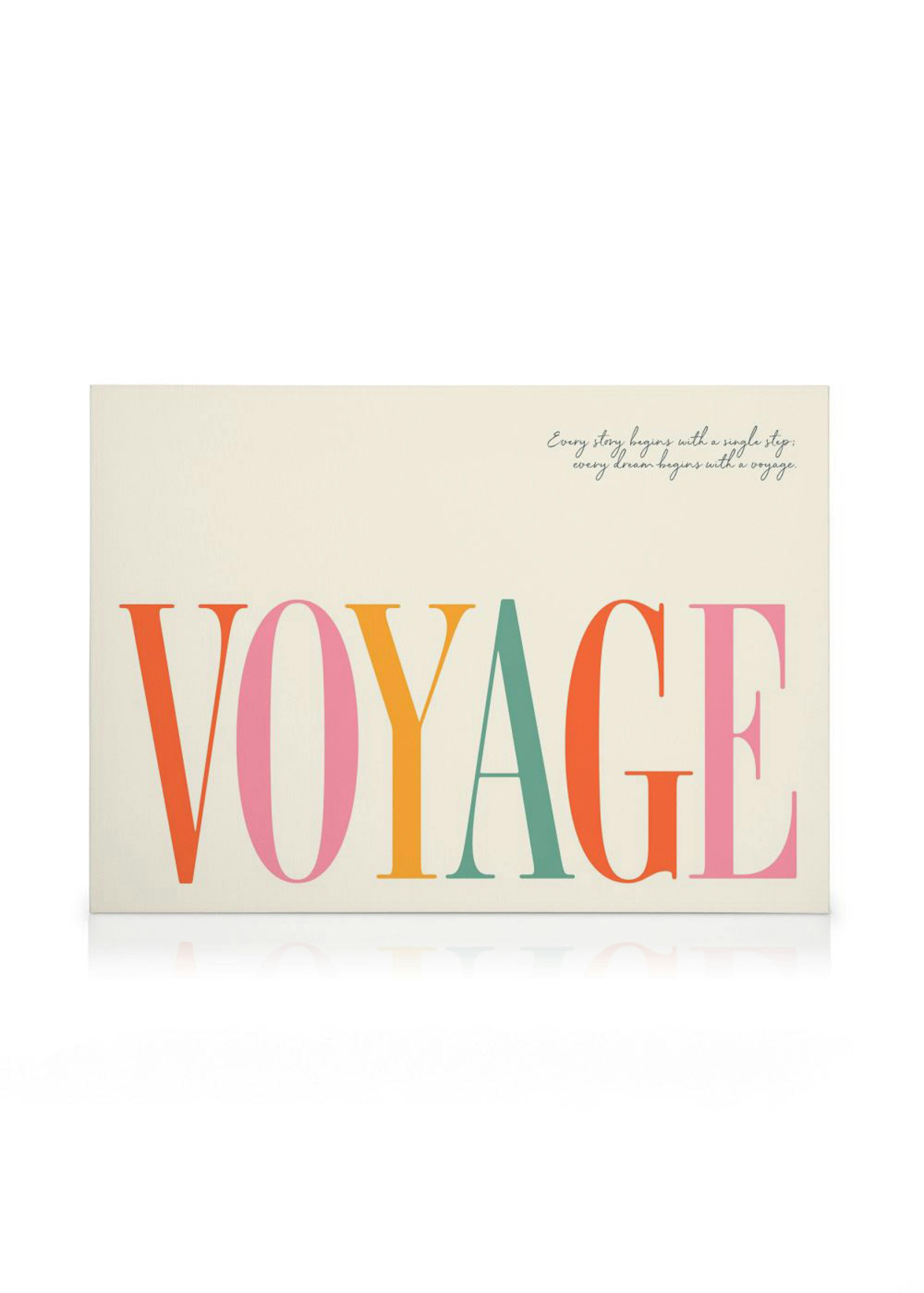 Lærred med ordet VOYAGE i farverige blokbogstaver og citatet Every story begins with a single step. every dream begins with a vo