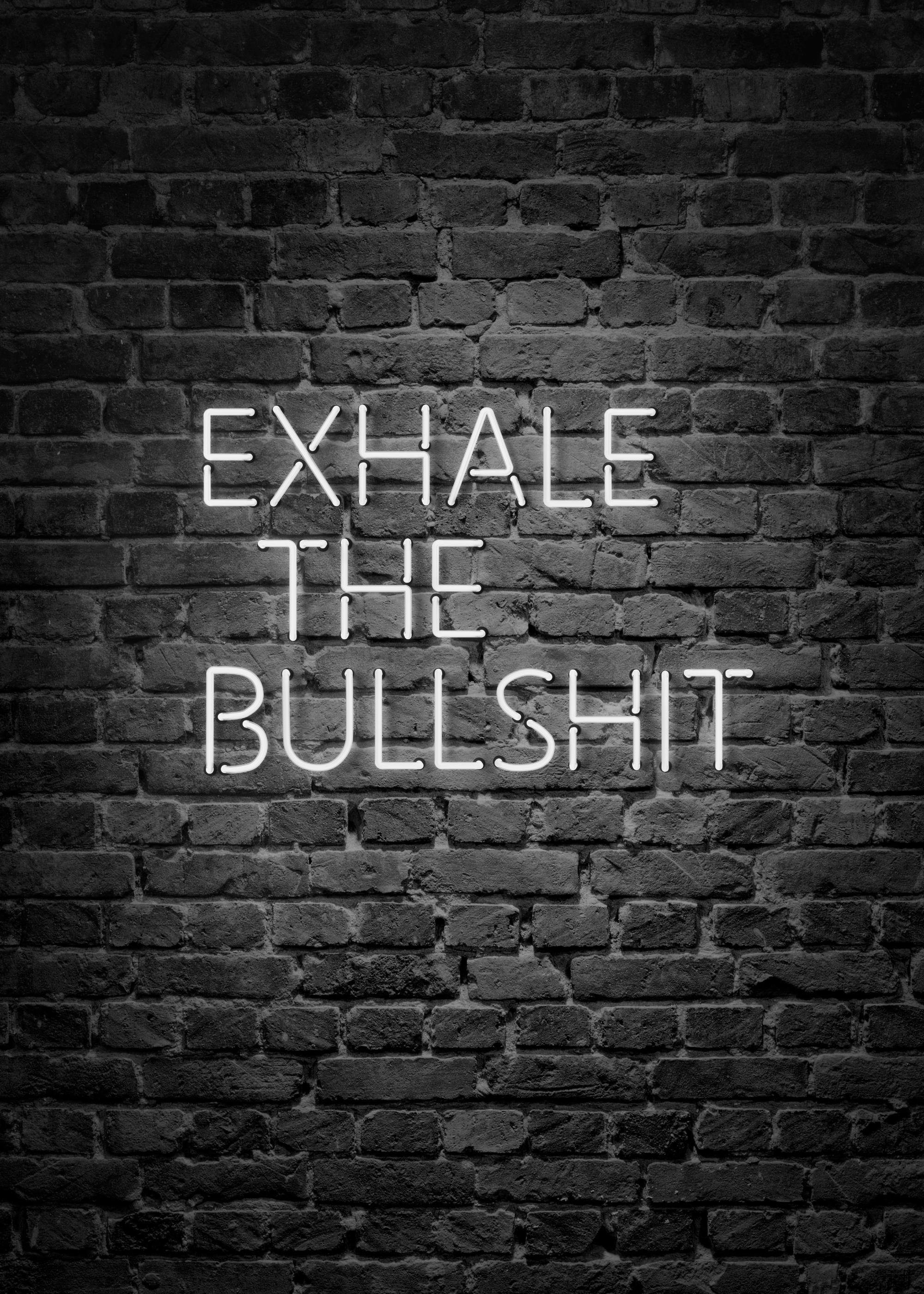 Svartvit fototavla med vit neontext EXHALE THE BULLSHIT på tegelvägg. Inspirerande citatposter för heminredning.