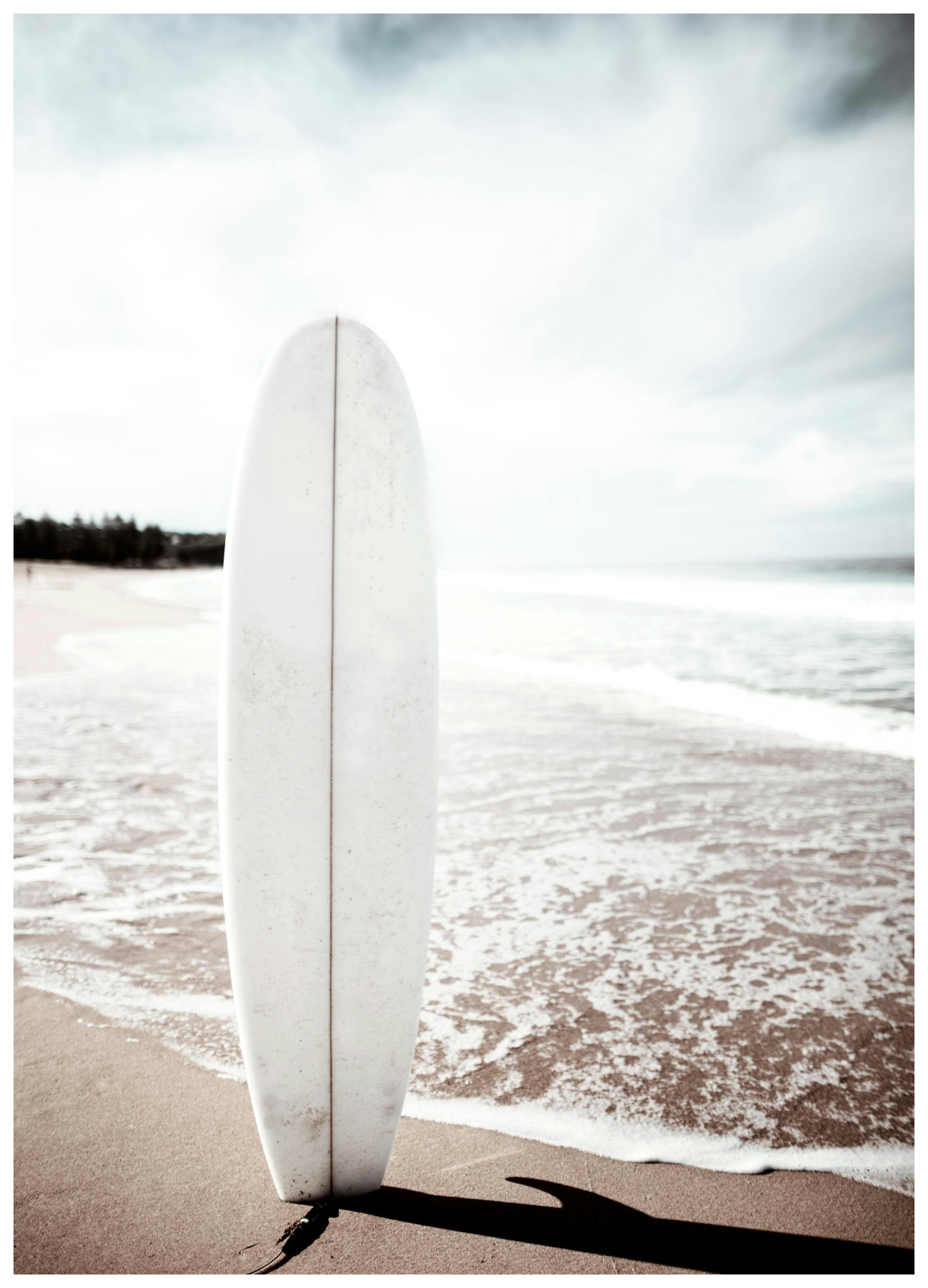 Surfboard on the Beach Plakat (70x100 cm)-Plakaty