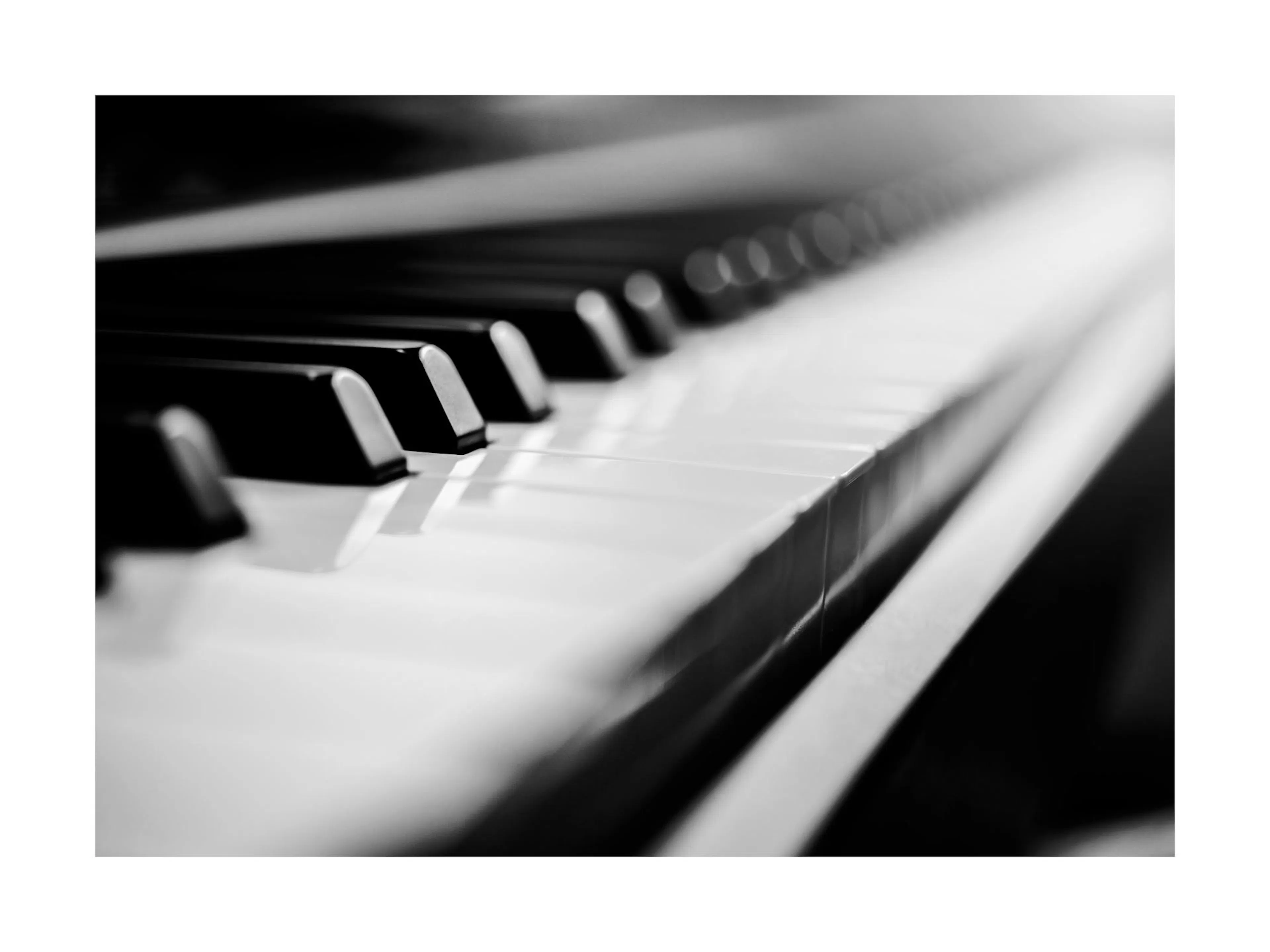 Schwarz-weißes Klavier Poster, das die Tasten eines Pianos in Nahaufnahme zeigt, mit Fokus auf die Vorderseite der Tasten.