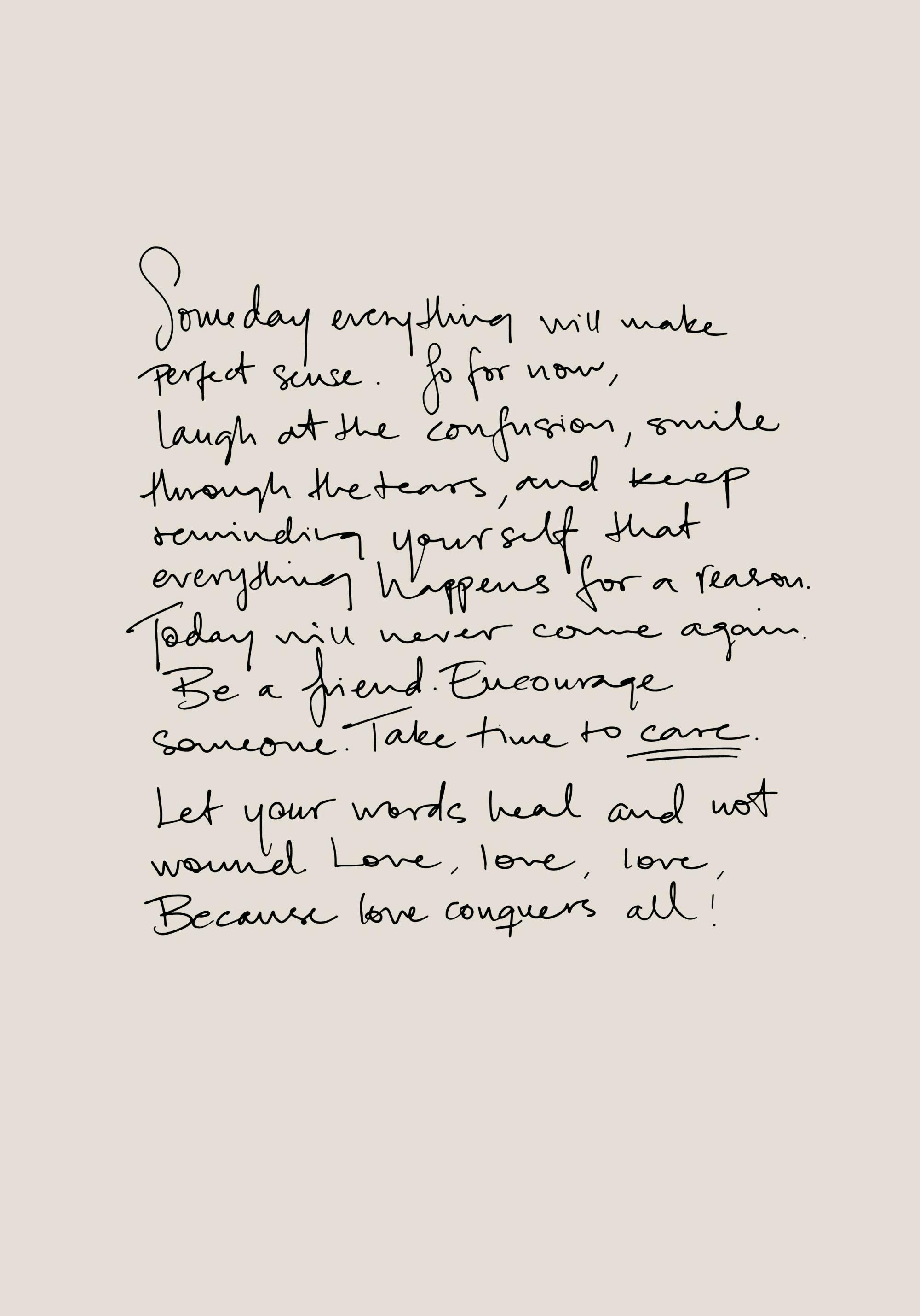 Motivationsposter mit handgeschriebenem Zitat über Lächeln, Liebe und die Bedeutung des Lebens auf rosa Hintergrund.