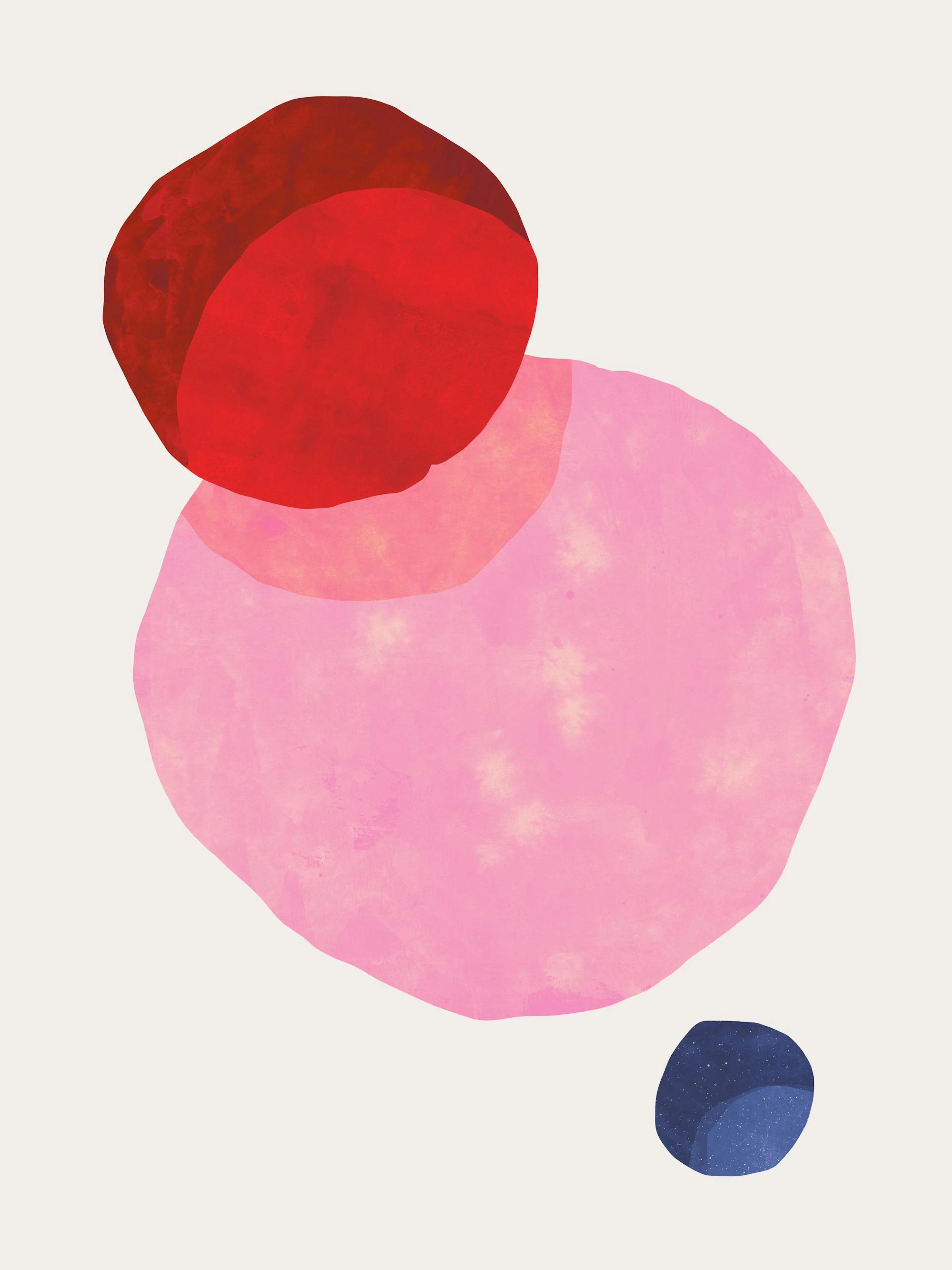 Poster astratto di Tracie Andrews, forme organiche rosse, rosa e blu scuro su sfondo chiaro, stile moderno.