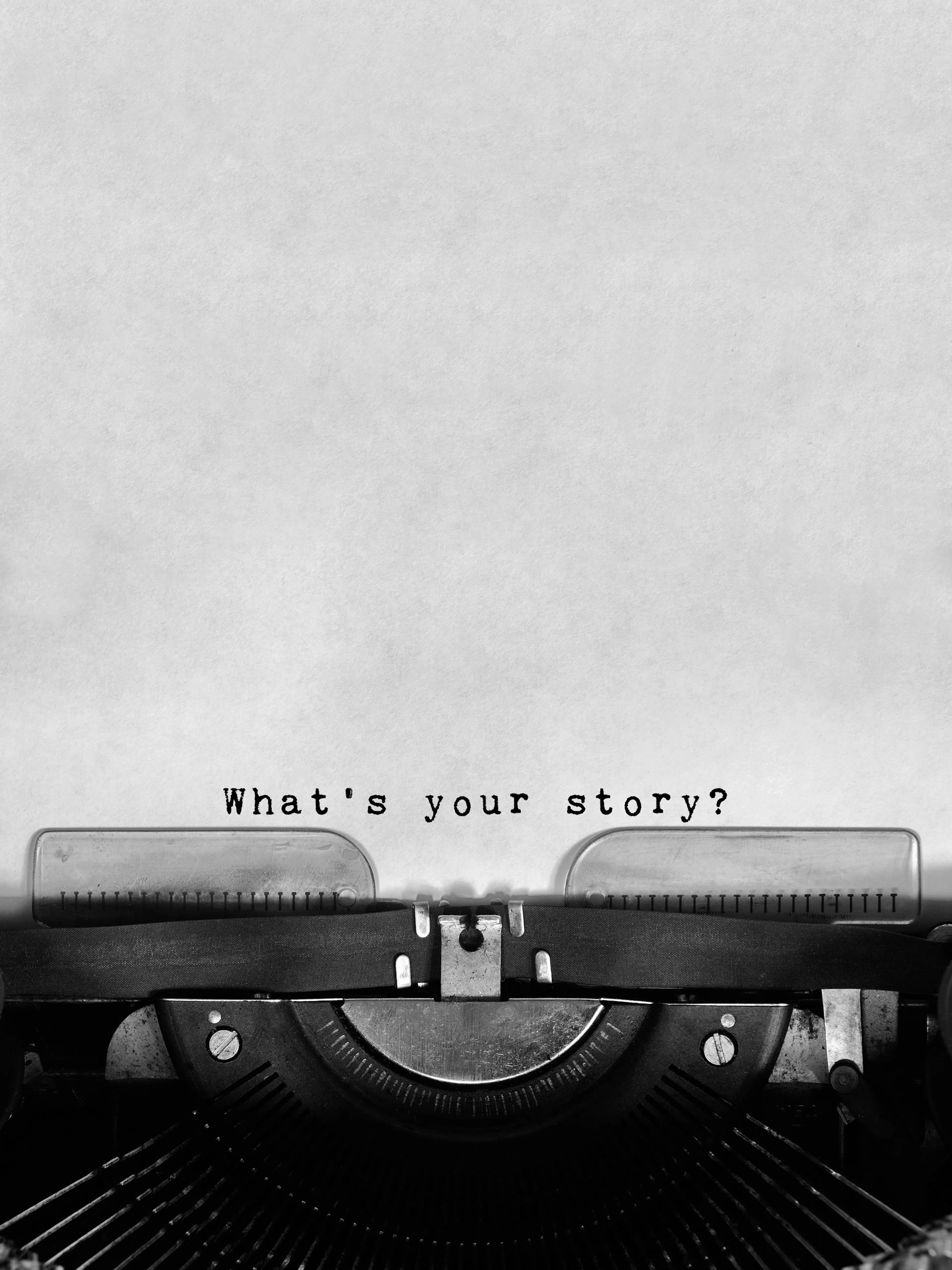 Plakat med antik skrivemaskine på grå baggrund, der skriver Whats your story?