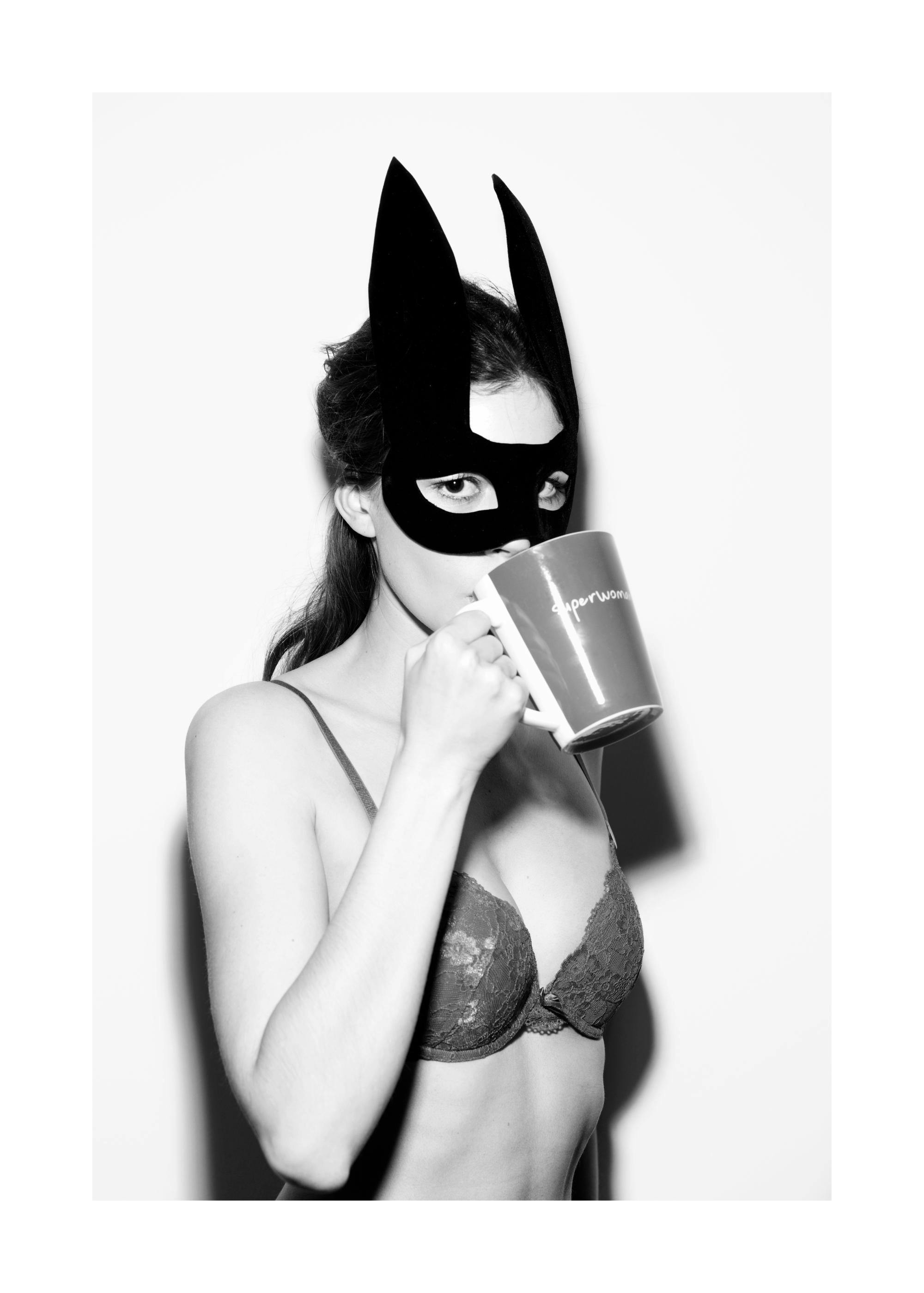 Čiernobiely plagát Superwoman s maskou a šálkou kávy