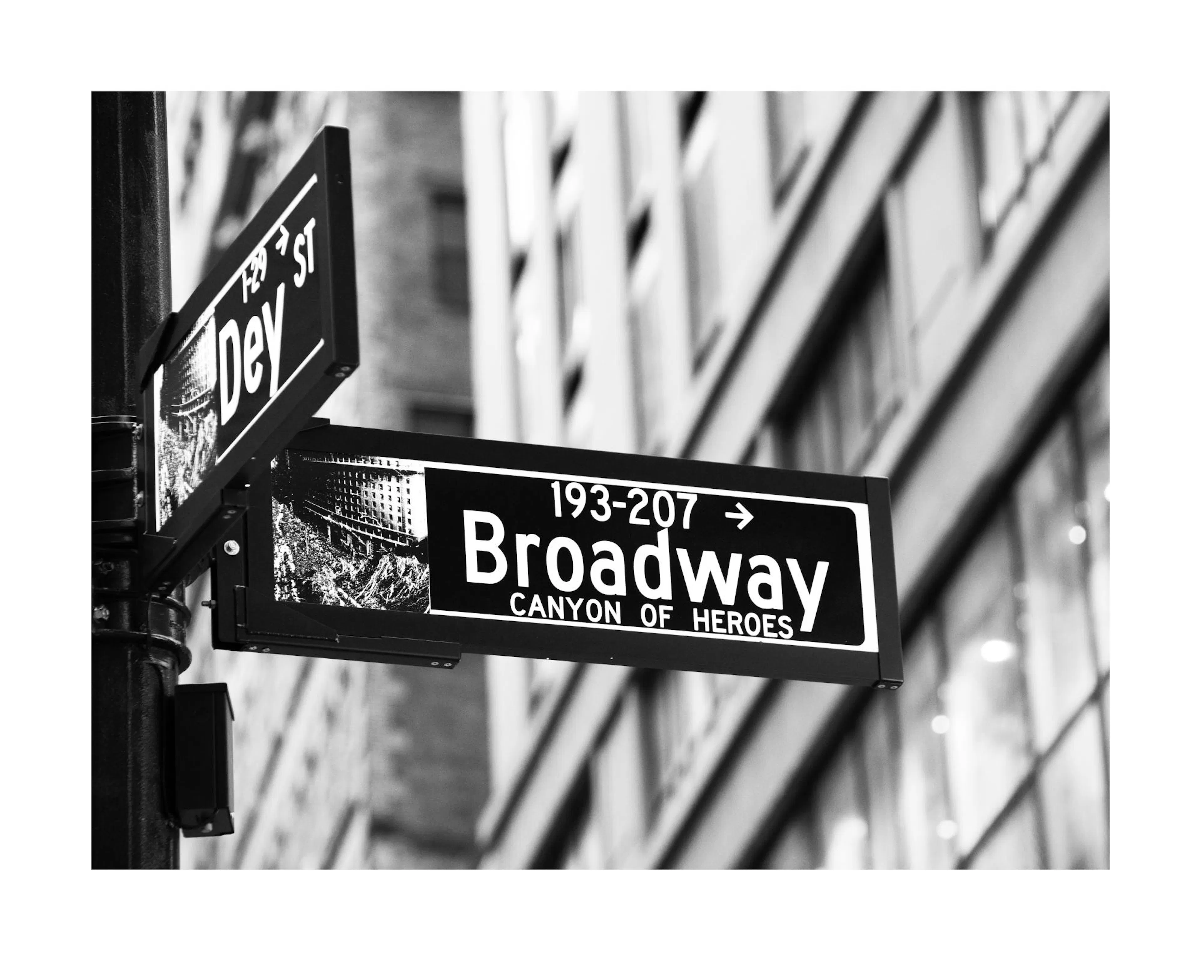 Zwart-wit foto van Broadway straatnaambord in New York City, stadsgezicht