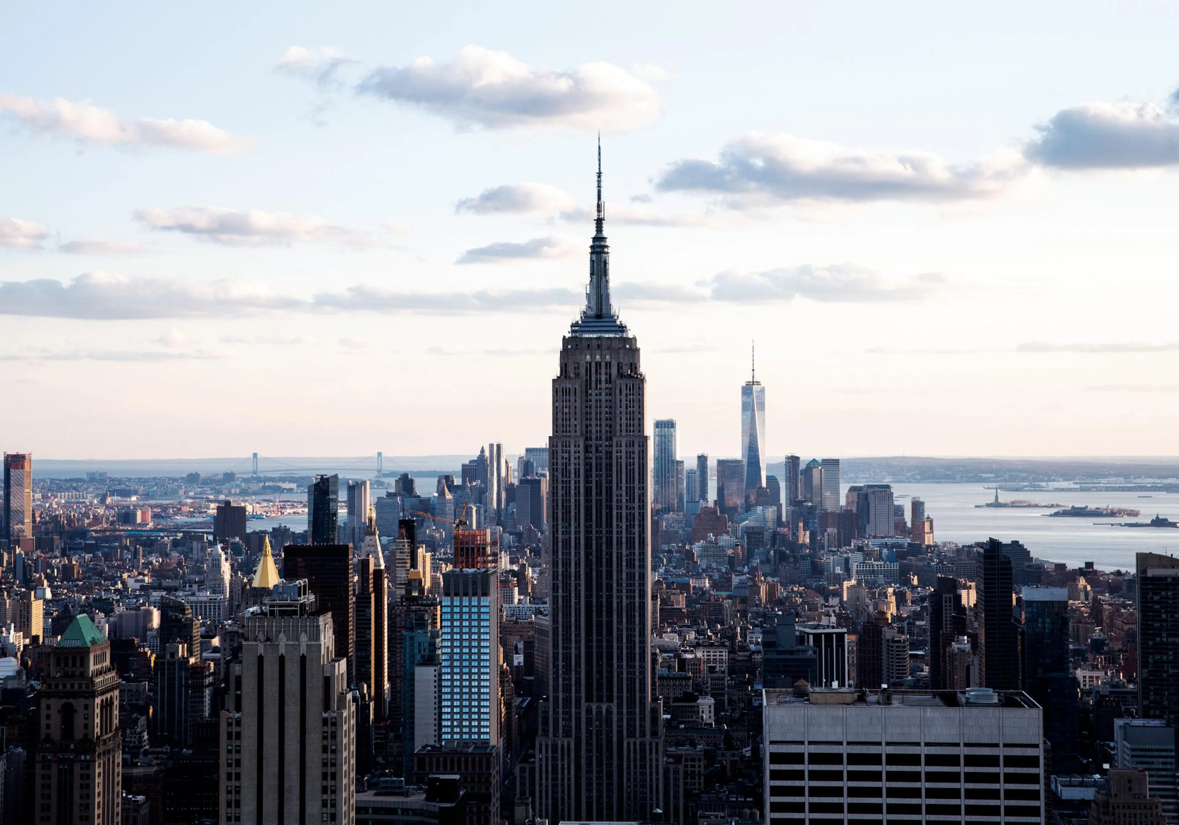 Valokuvajuliste New Yorkin siluetista, jossa Empire State Building on keskipisteenä