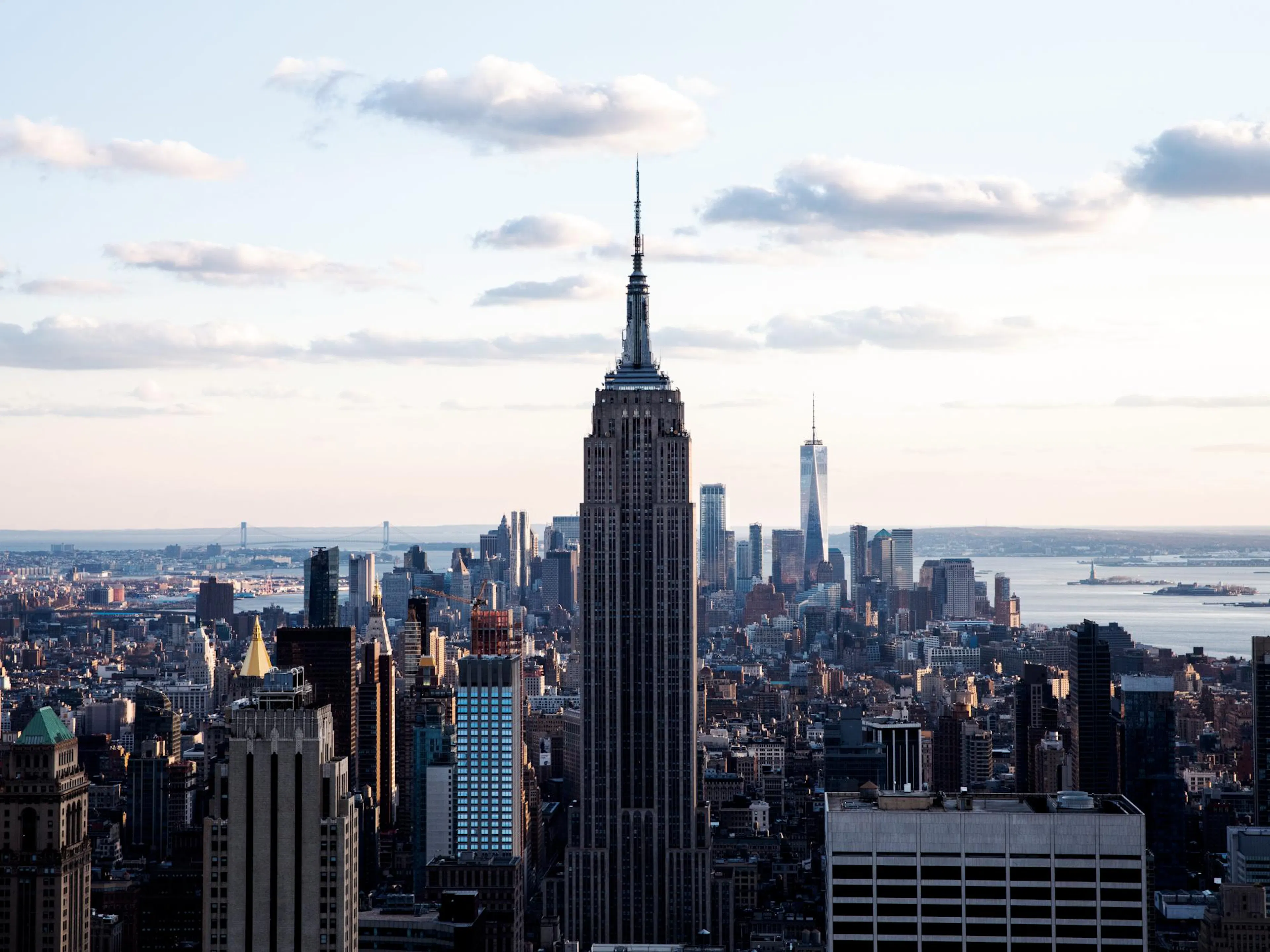 Fotografie von New Yorks Skyline bei Tag, mit Empire State Building und anderen Wolkenkratzern. Stadtansicht.