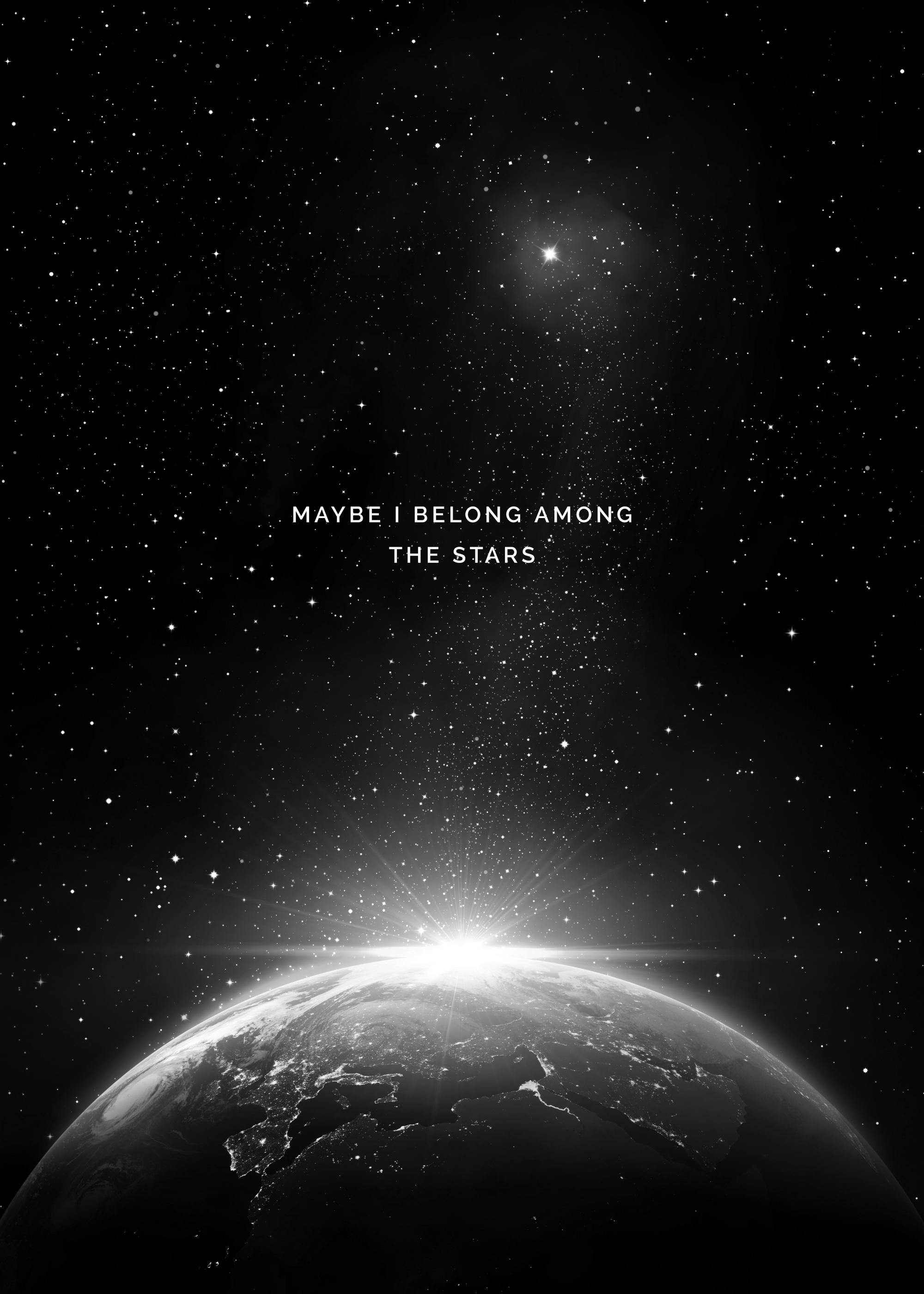 Póster en blanco y negro con la Tierra y el cielo estrellado, Maybe I belong among the stars en el centro.