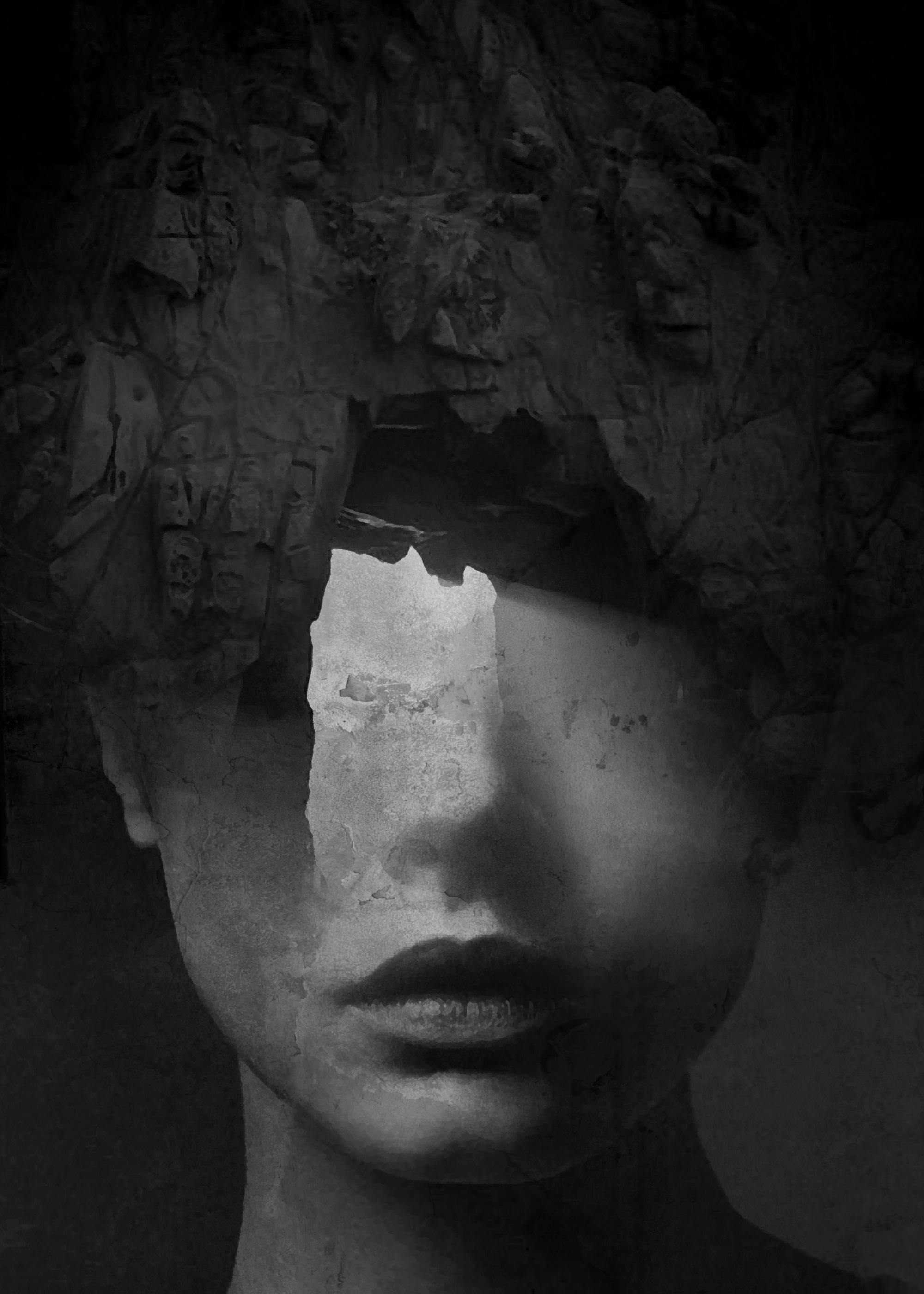 Póster Perséfone, una mujer con cabello de roca, con la cara parcialmente cubierta por una cueva oscura y un rayo de luz.