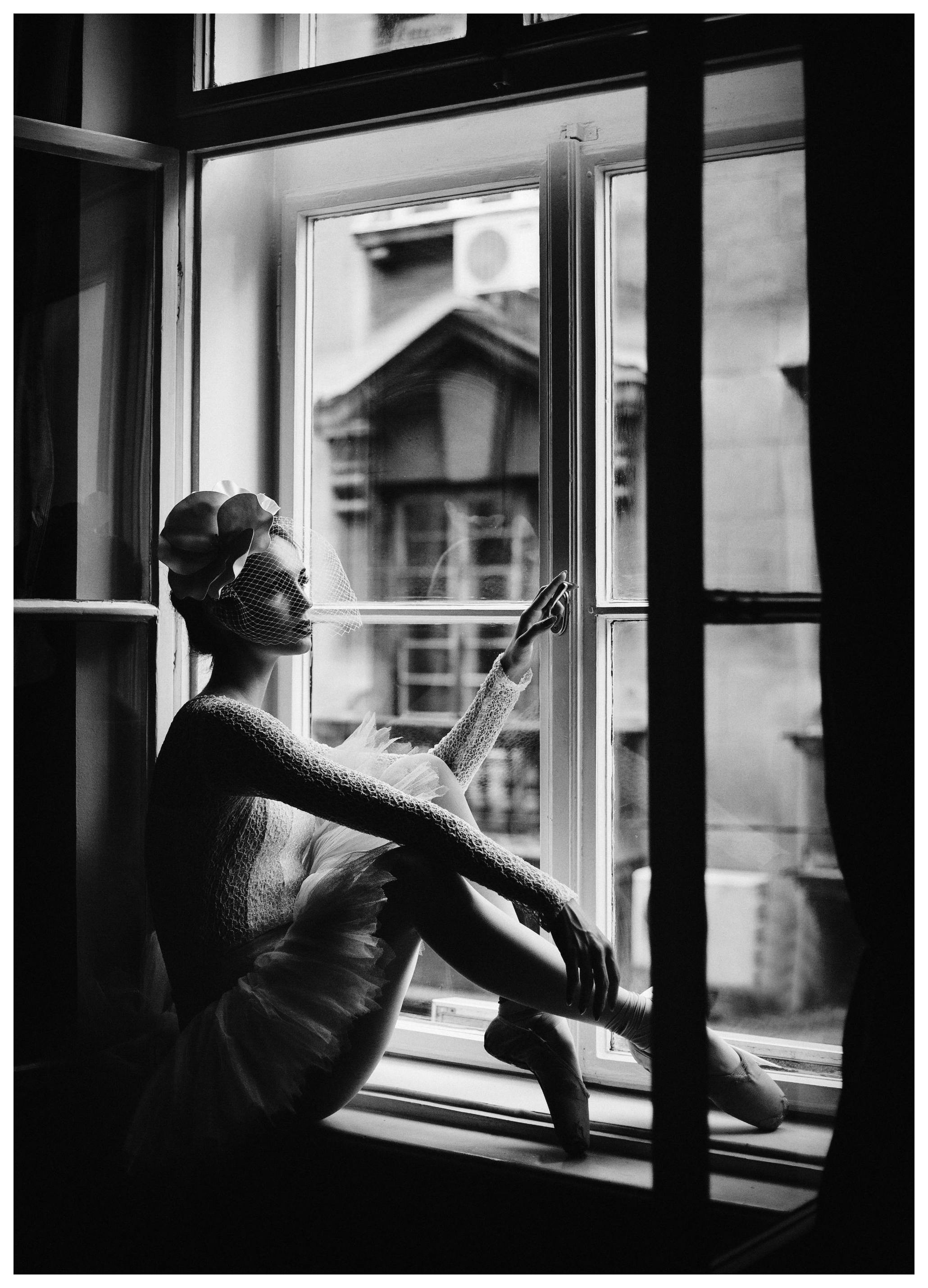 Ballerina In Window Poster (50x70 cm)- Quadros a preto e branco