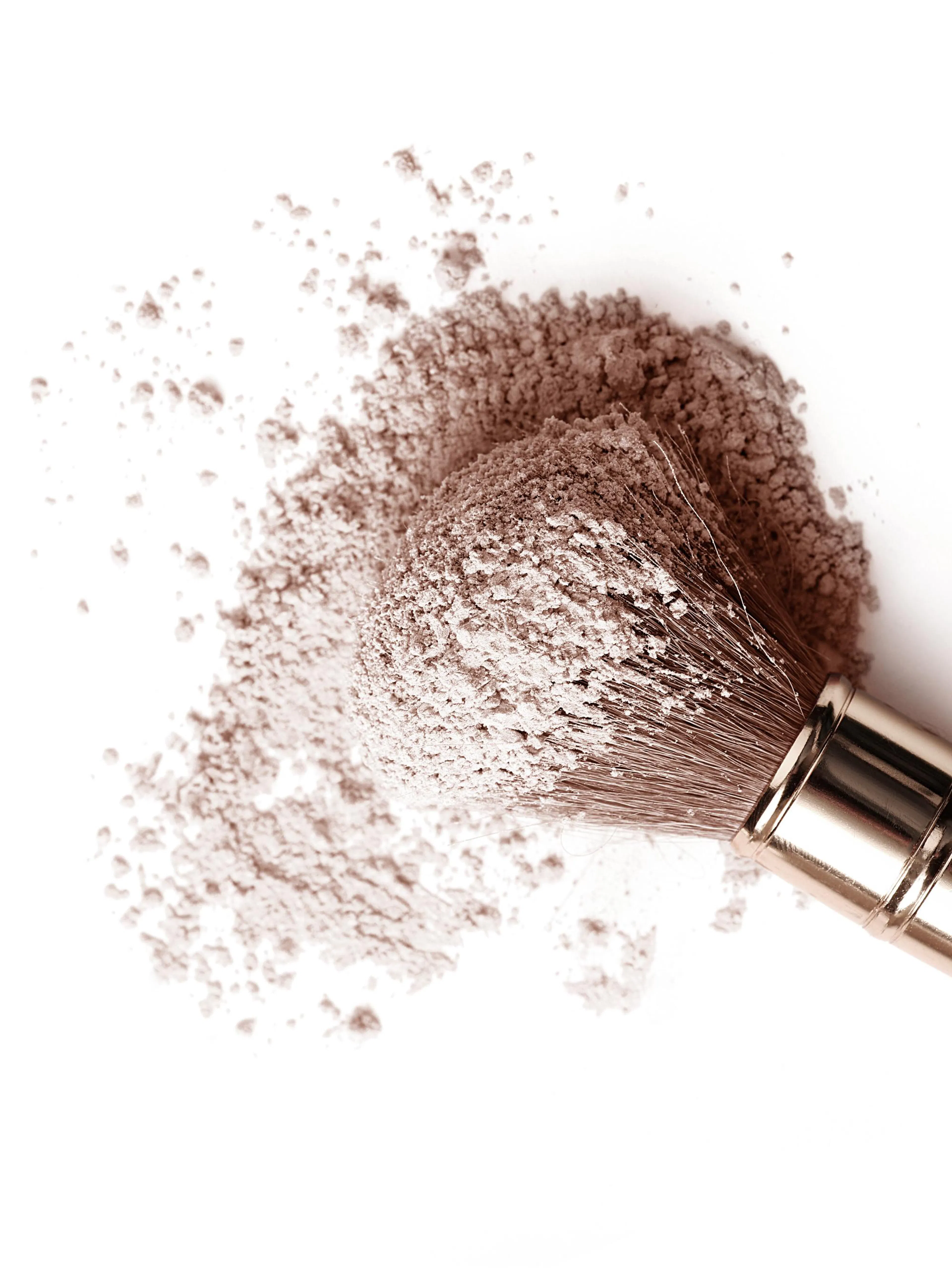 Roze blush poeder op make-up kwast, close-up van make-up kwast met blush voor cosmetica
