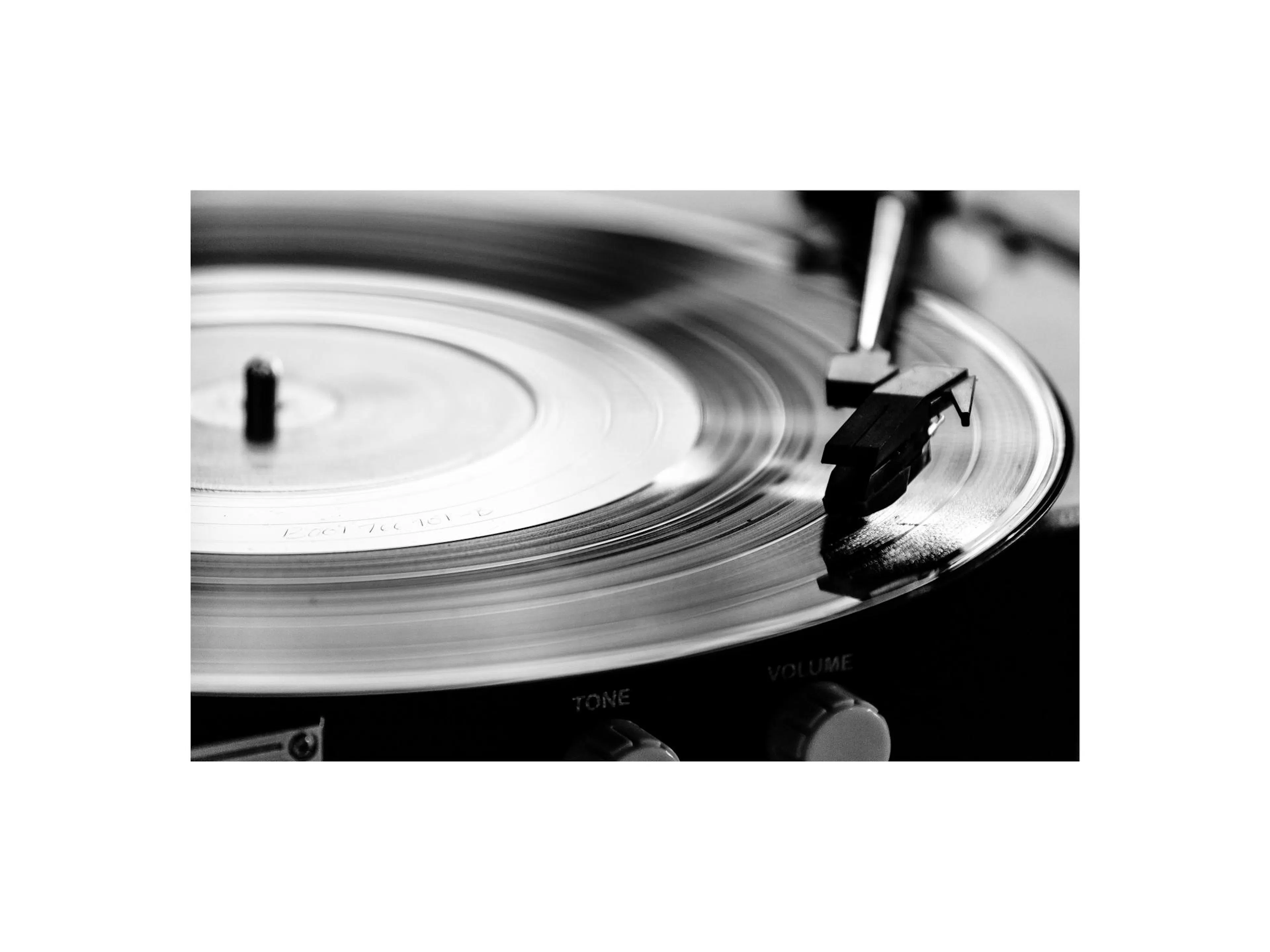 Vintage svartvit vinylspelare med skiva. Klassisk retro skivspelare.