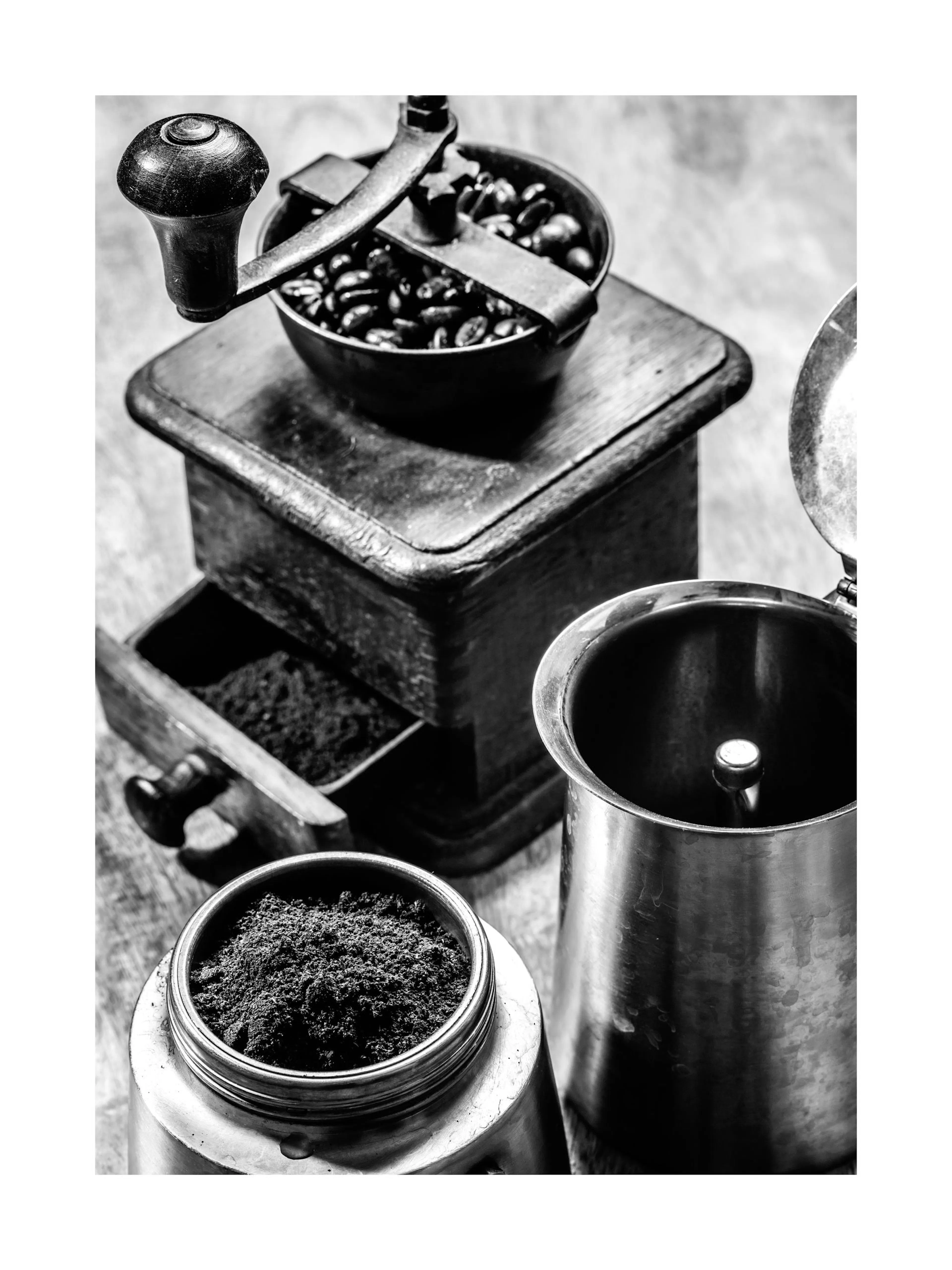 Moedor manual de café, grãos e pó de café, e cafeteira moka em tons de cinza. Pôster de café espresso.