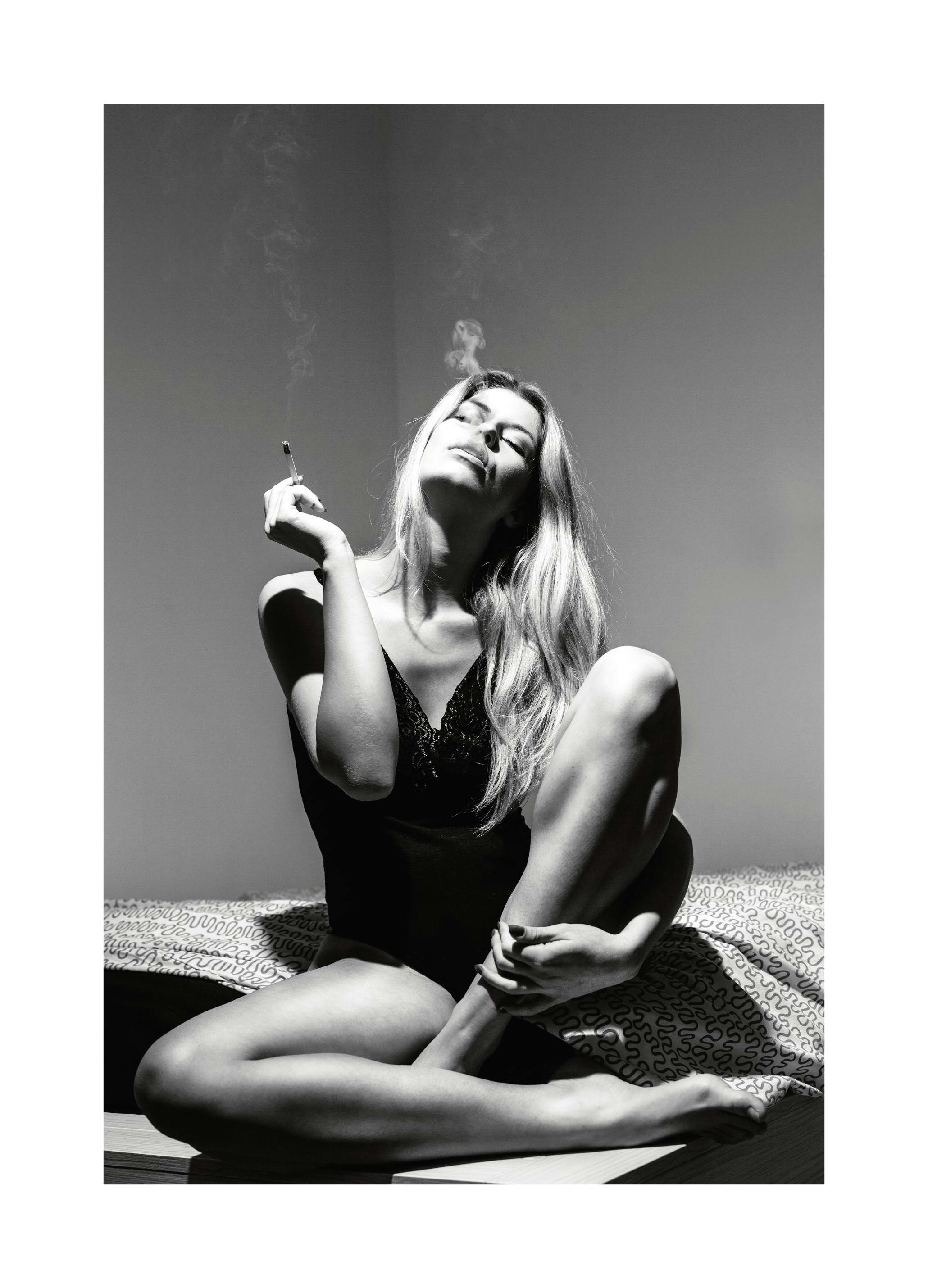 Smoking Woman Print (50x70 cm)