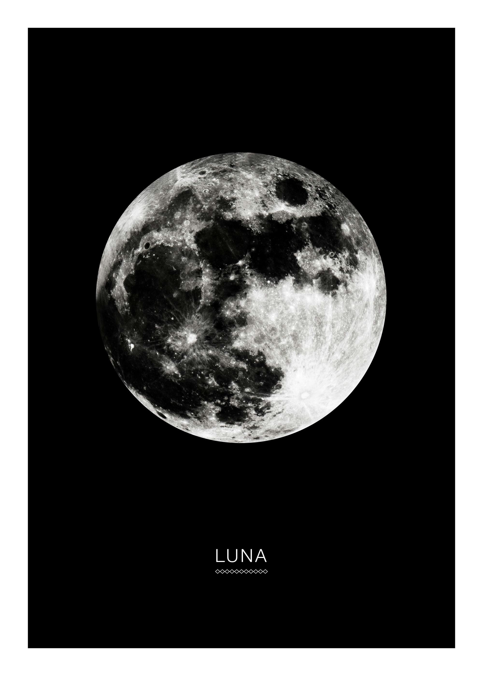 Póster de la luna en blanco y negro, mostrando los cráteres y la superficie lunar detallada sobre fondo espacial oscuro.