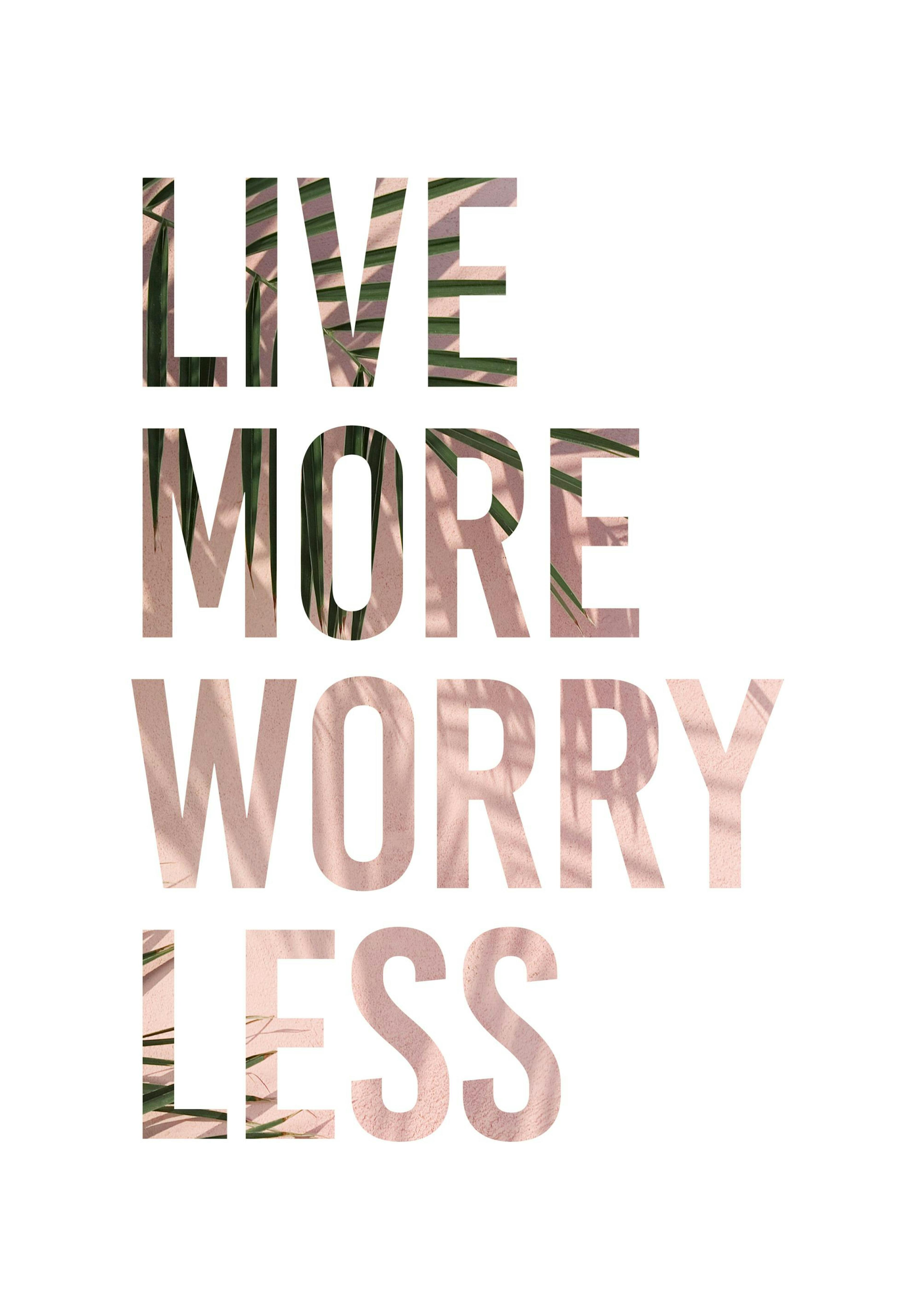 Plakat z napisem Live More Worry Less, litery w kolorze różowego złota z zielonymi liśćmi palmowymi w tle.