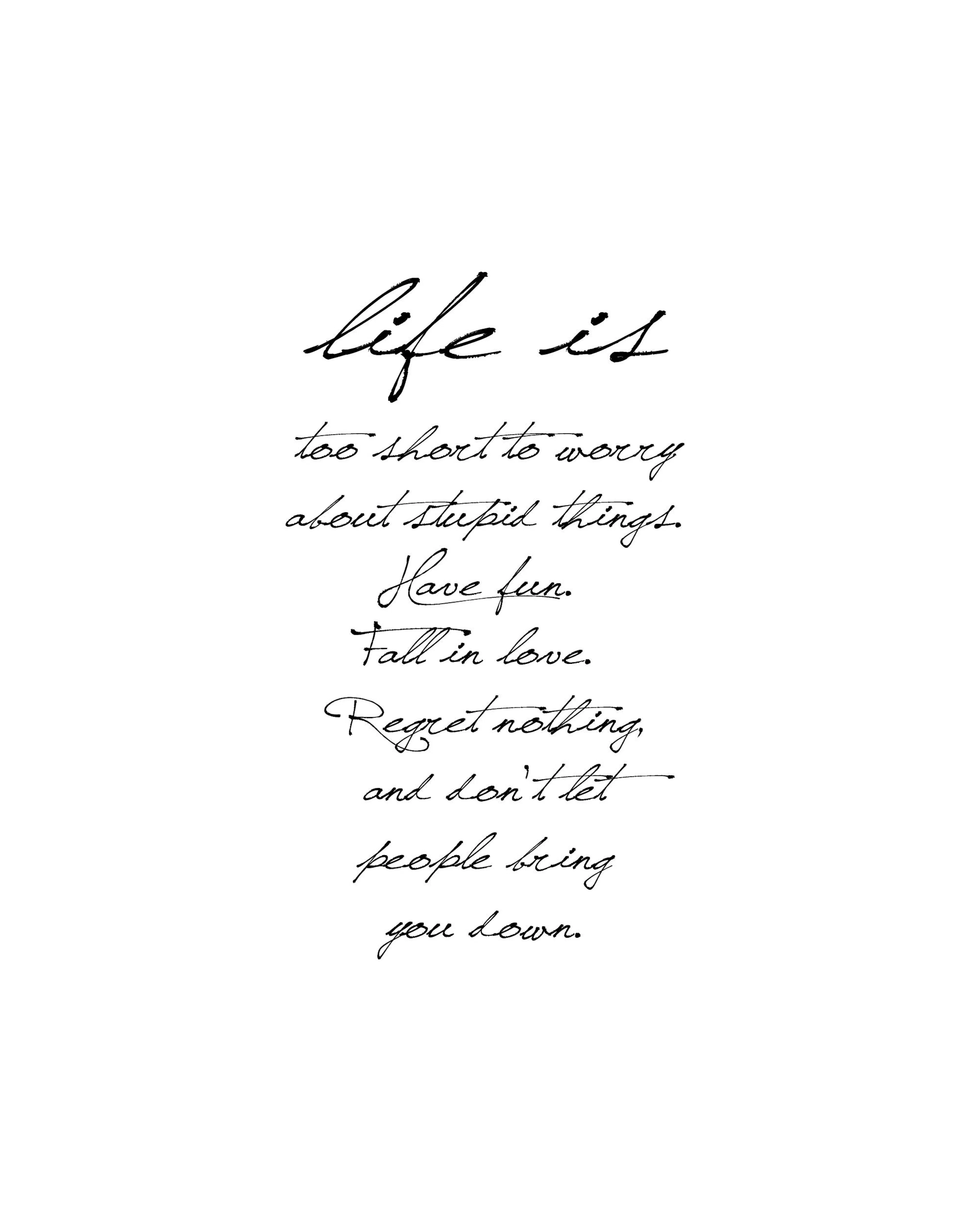 Svarthvit plakat med sitatet Life is too short to worry about stupid things. Have fun. Fall in love. Regret nothing, and dont le