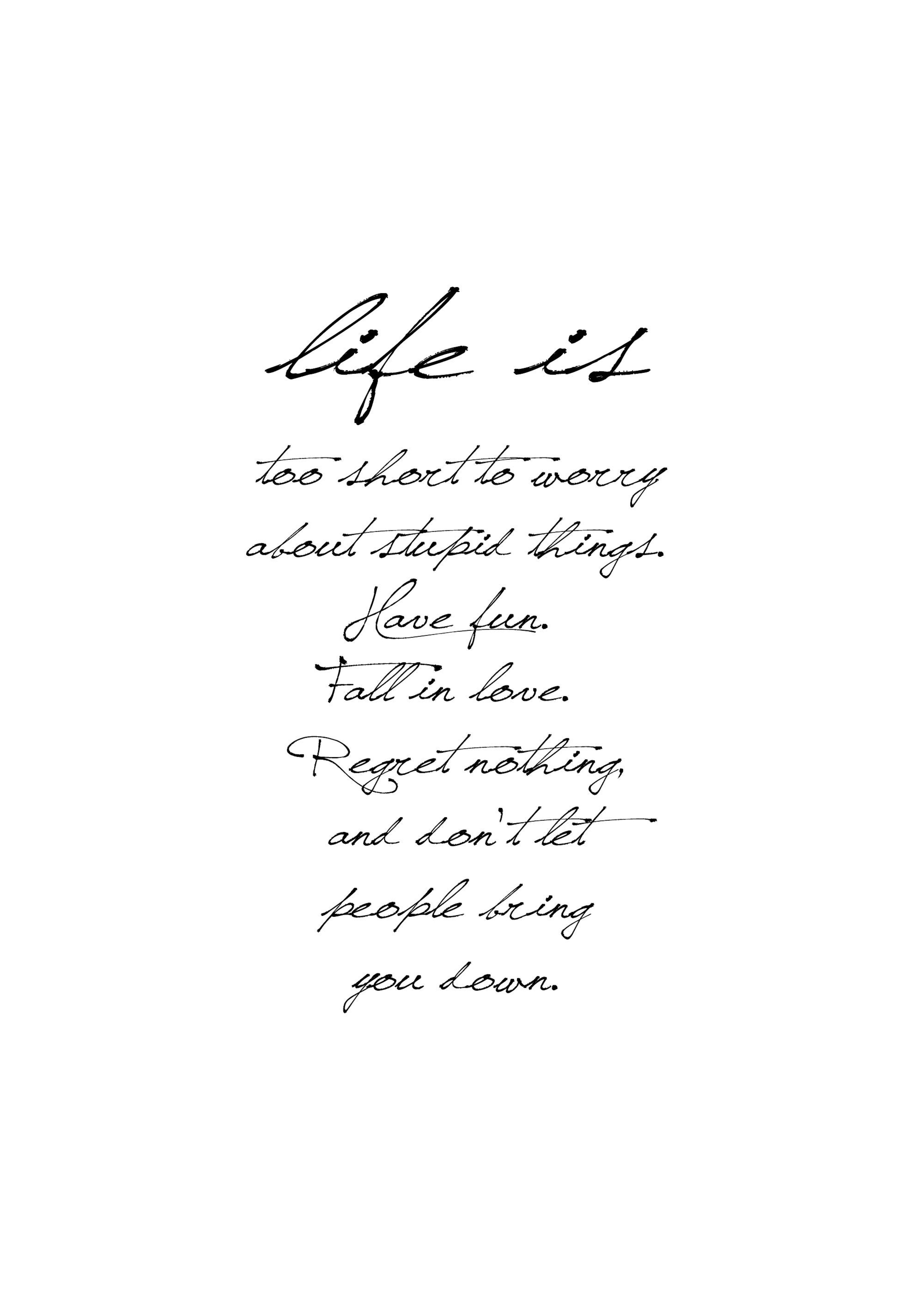 Svarthvit plakat med sitatet Life is too short to worry about stupid things. Have fun. Fall in love. Regret nothing, and dont le