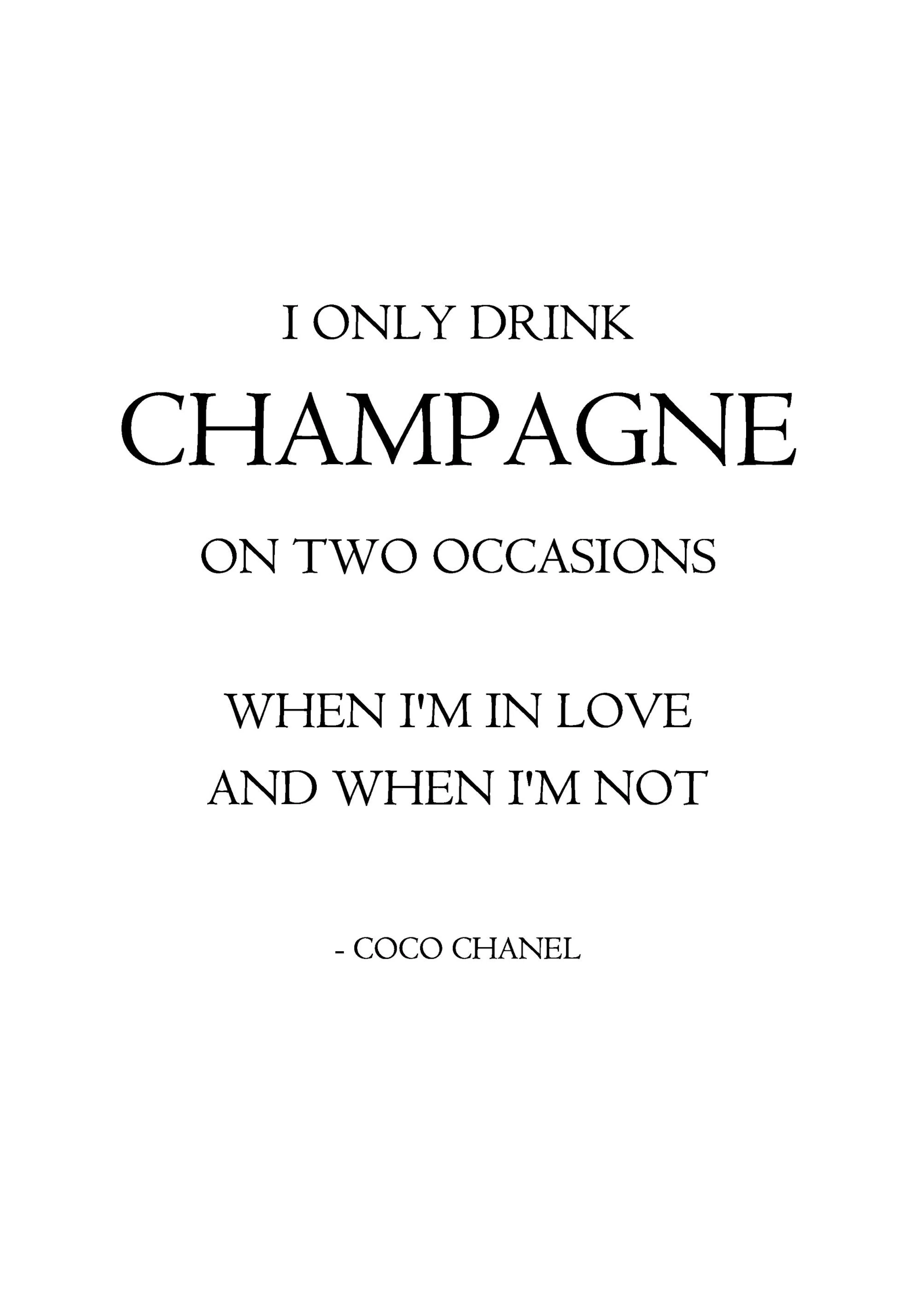Póster de moda con la cita de Coco Chanel Solo bebo champán... en tipografía negra sobre fondo blanco.
