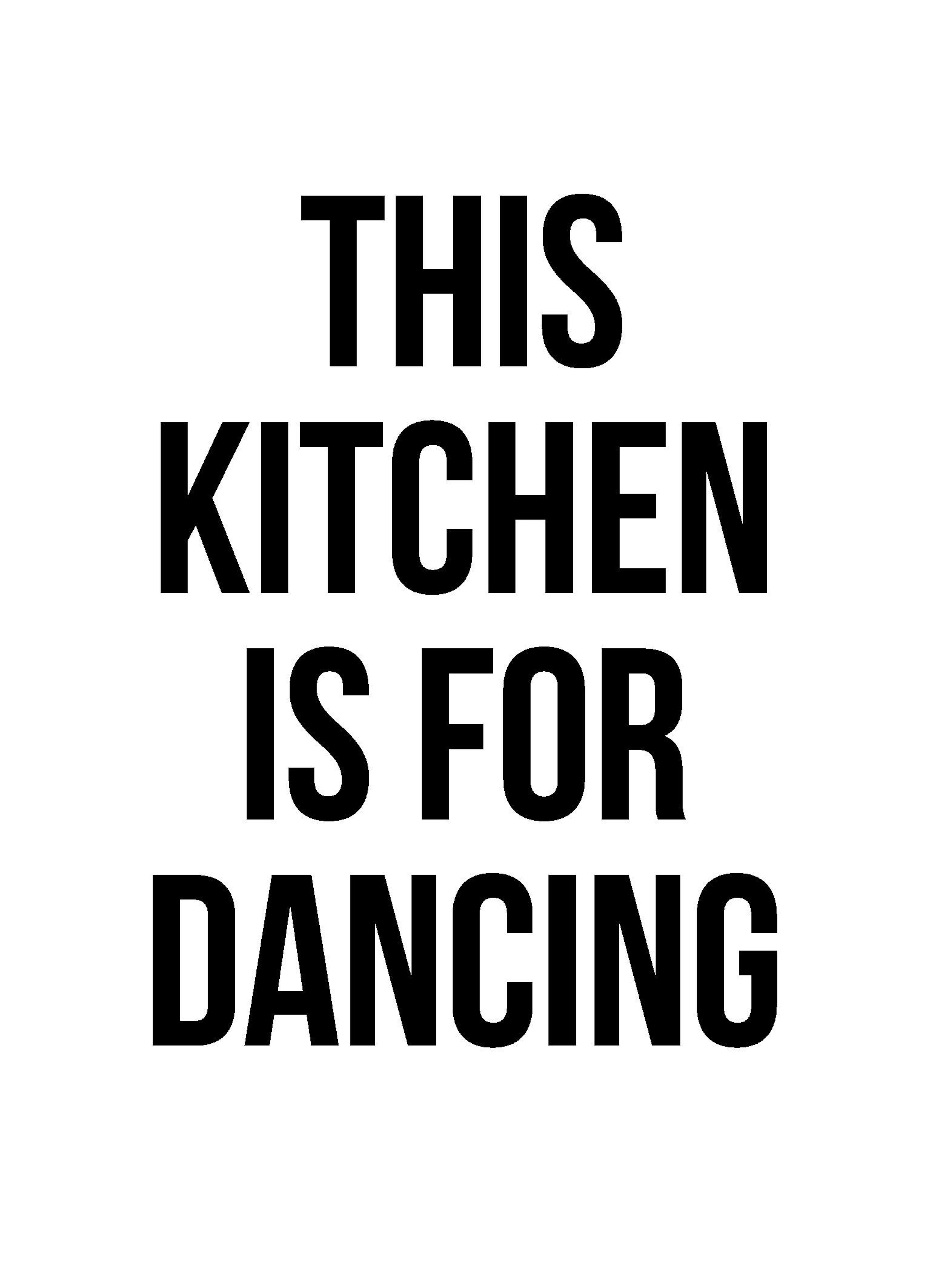 Póster de cocina blanco y negro con el texto Esta cocina es para bailar en negrita. Arte de pared inspirador.