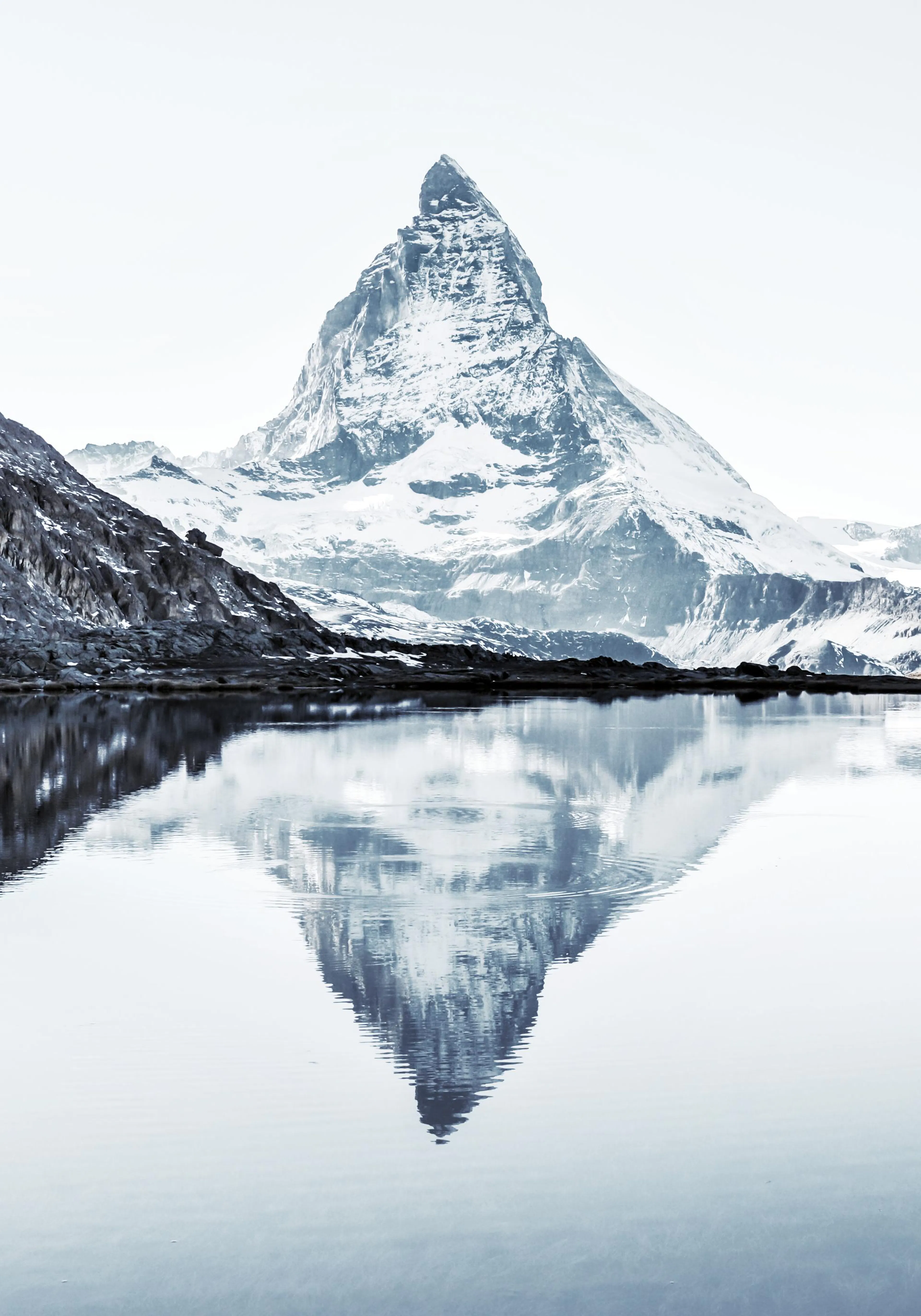 Poster met fotokunst van de Matterhorn berg in de Alpen, gespiegeld in een kalm meer, in matte tinten.
