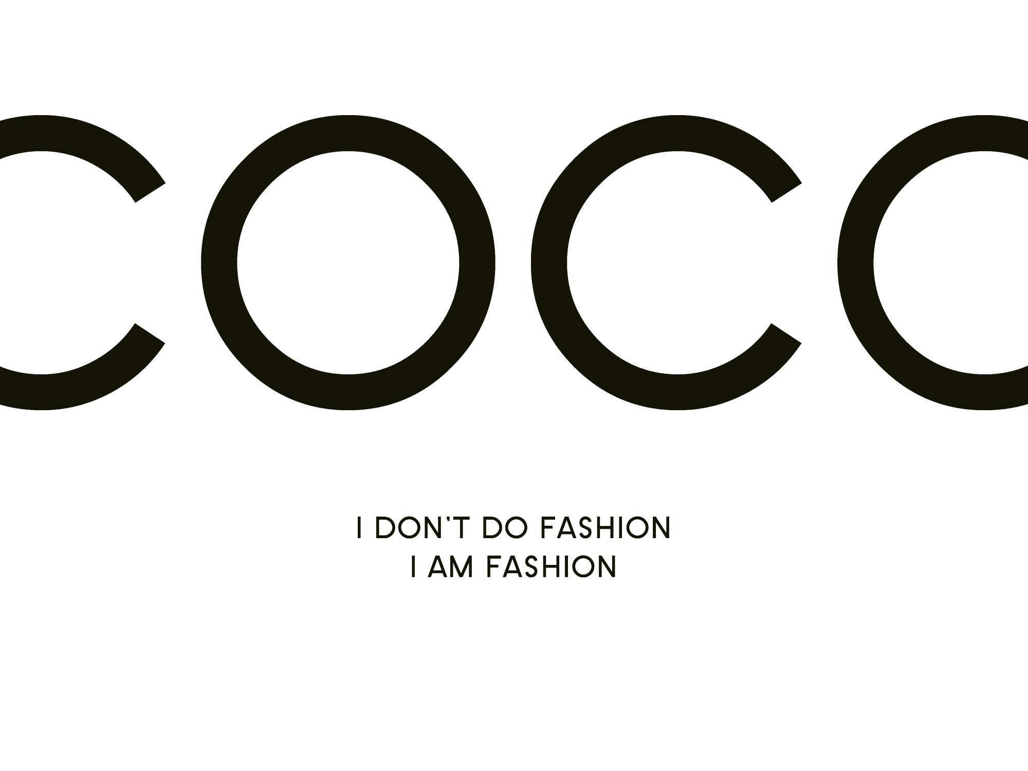Svartvit poster med texten I dont do fashion, I am fashion och delar av ordet COCO, perfekt för fashionista.