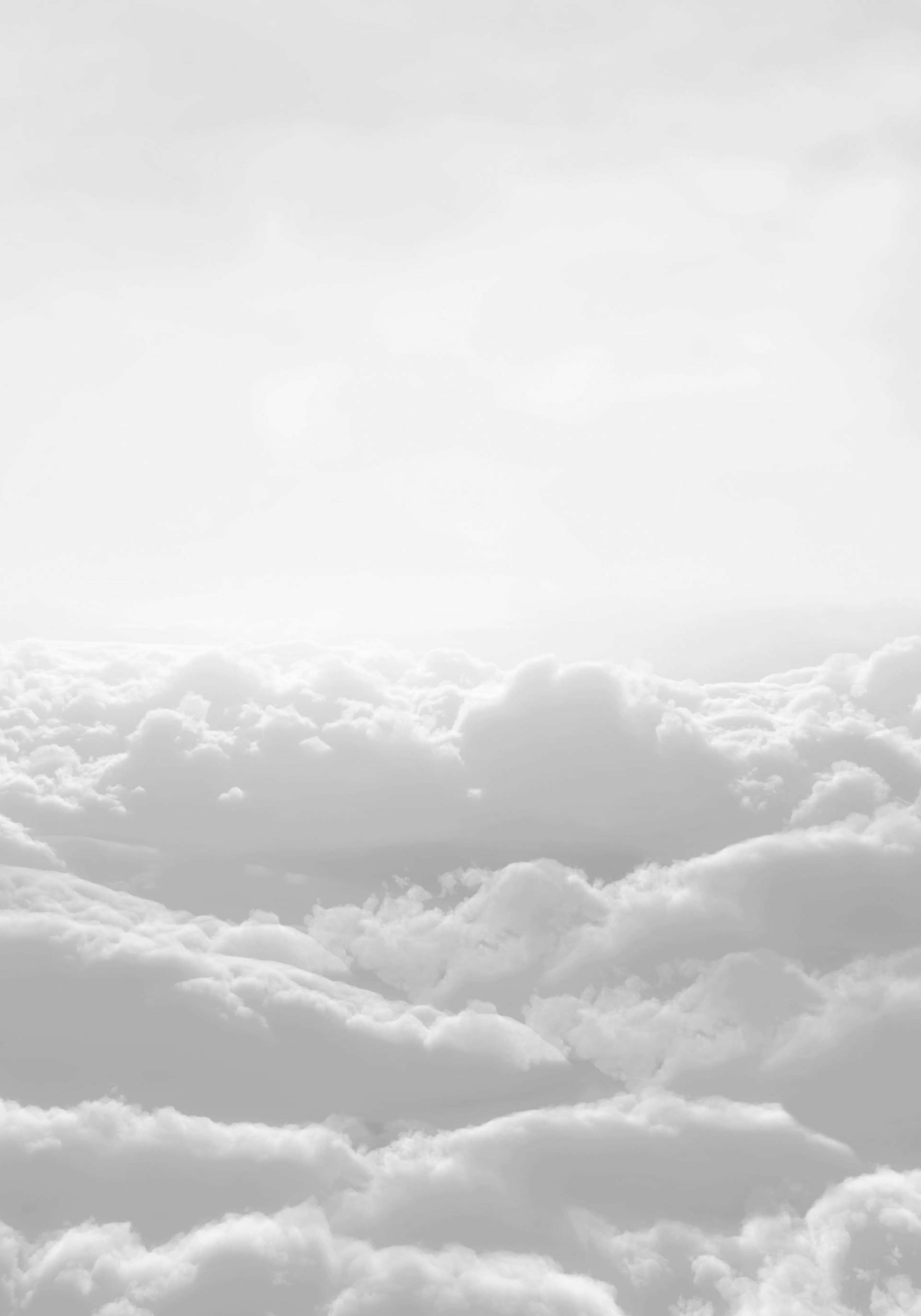Affiche noir et blanc avec photo de nuages blancs et gris en contre-plongée, motif artistique