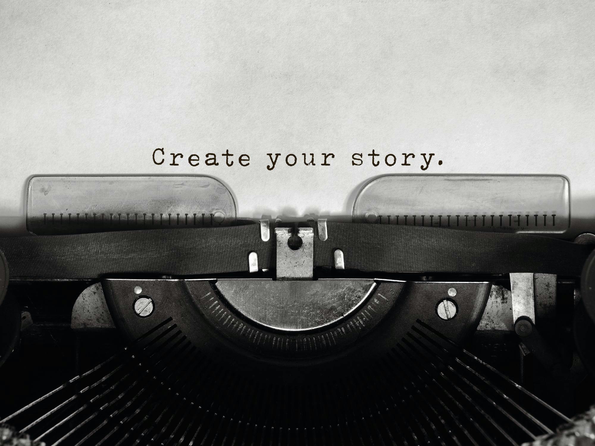 Affiche noir et blanc avec une machine à écrire et la typographie Create your story sur une feuille.