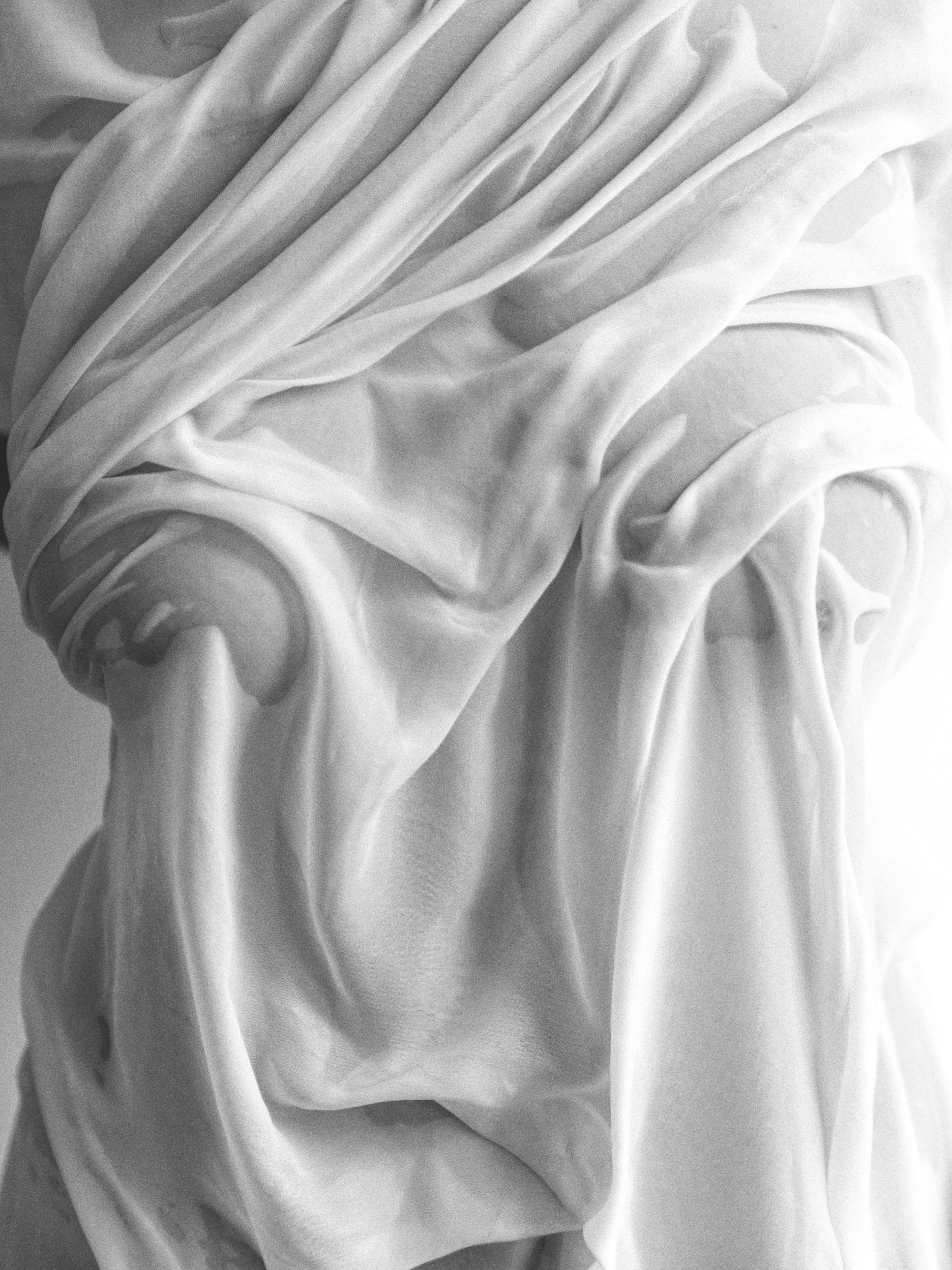 Affiche noir et blanc dun tissu fluide mouillé drapé sur des formes humaines, style photographie