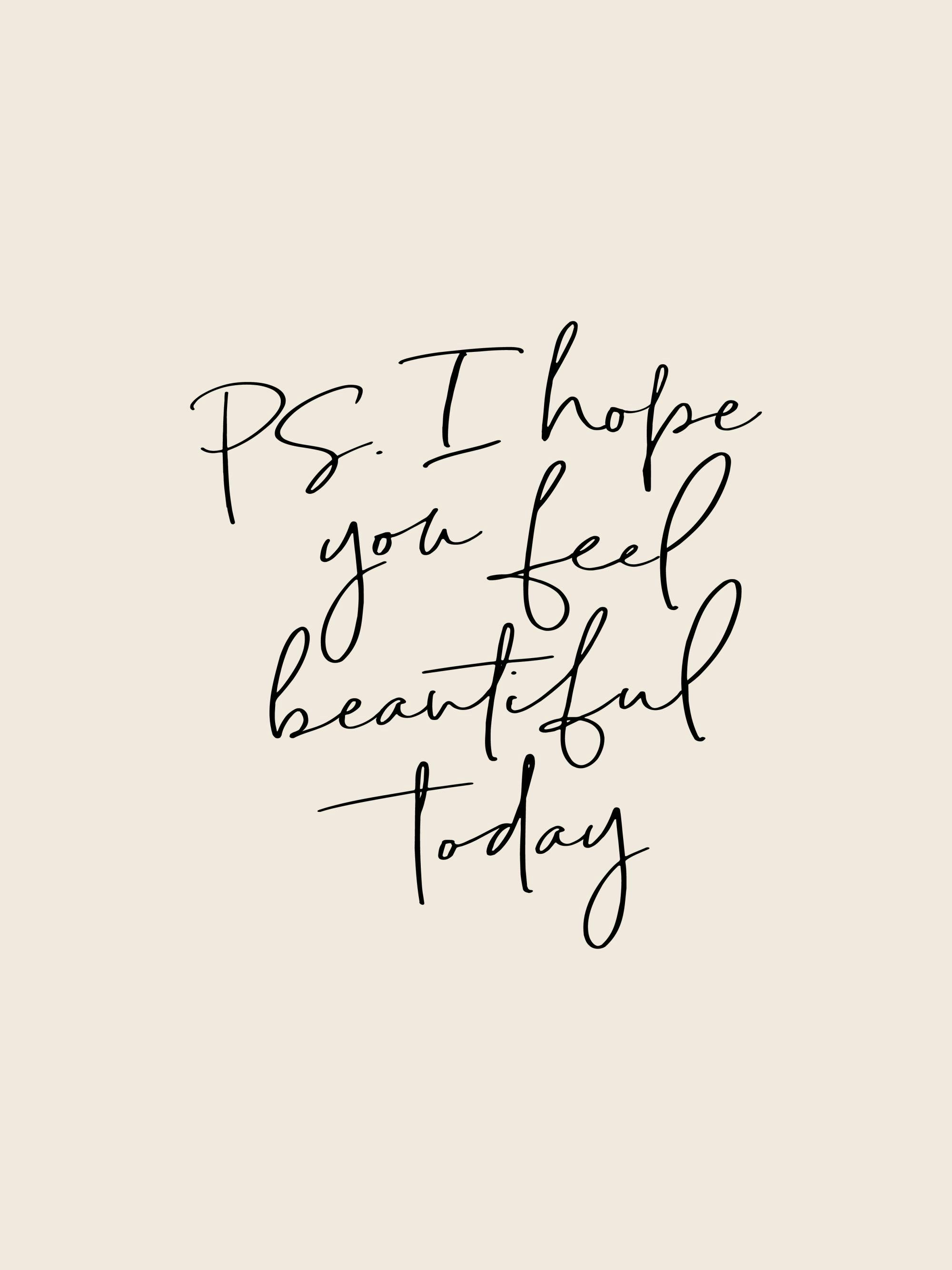 Plakat z czarnym napisem PS. I hope you feel beautiful today na beżowym tle, typografia, cytat motywacyjny