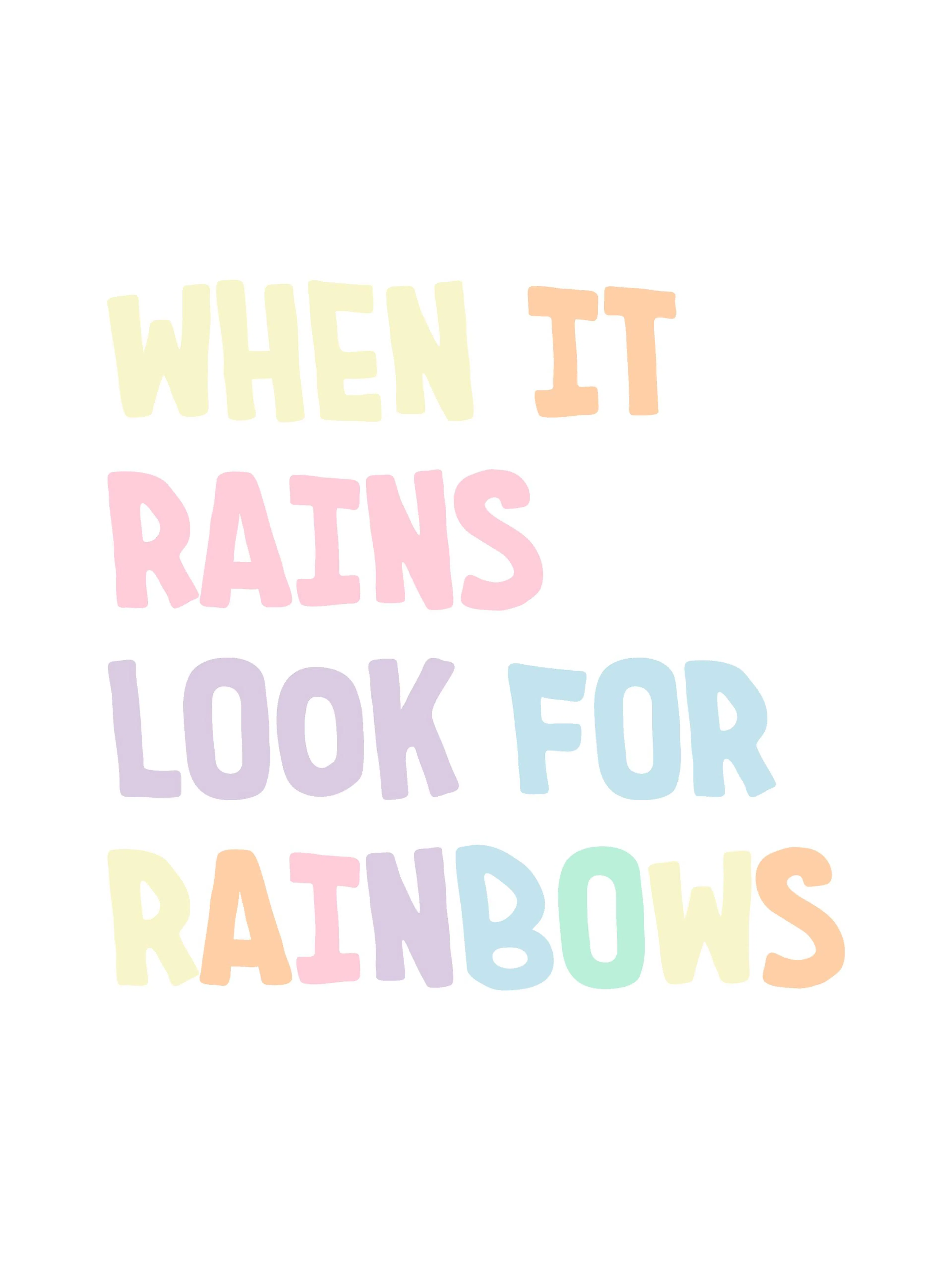 Affisch med texten WHEN IT RAINS LOOK FOR RAINBOWS i färgglada pastellfärger på vit bakgrund. Regnbåge, barnrum.