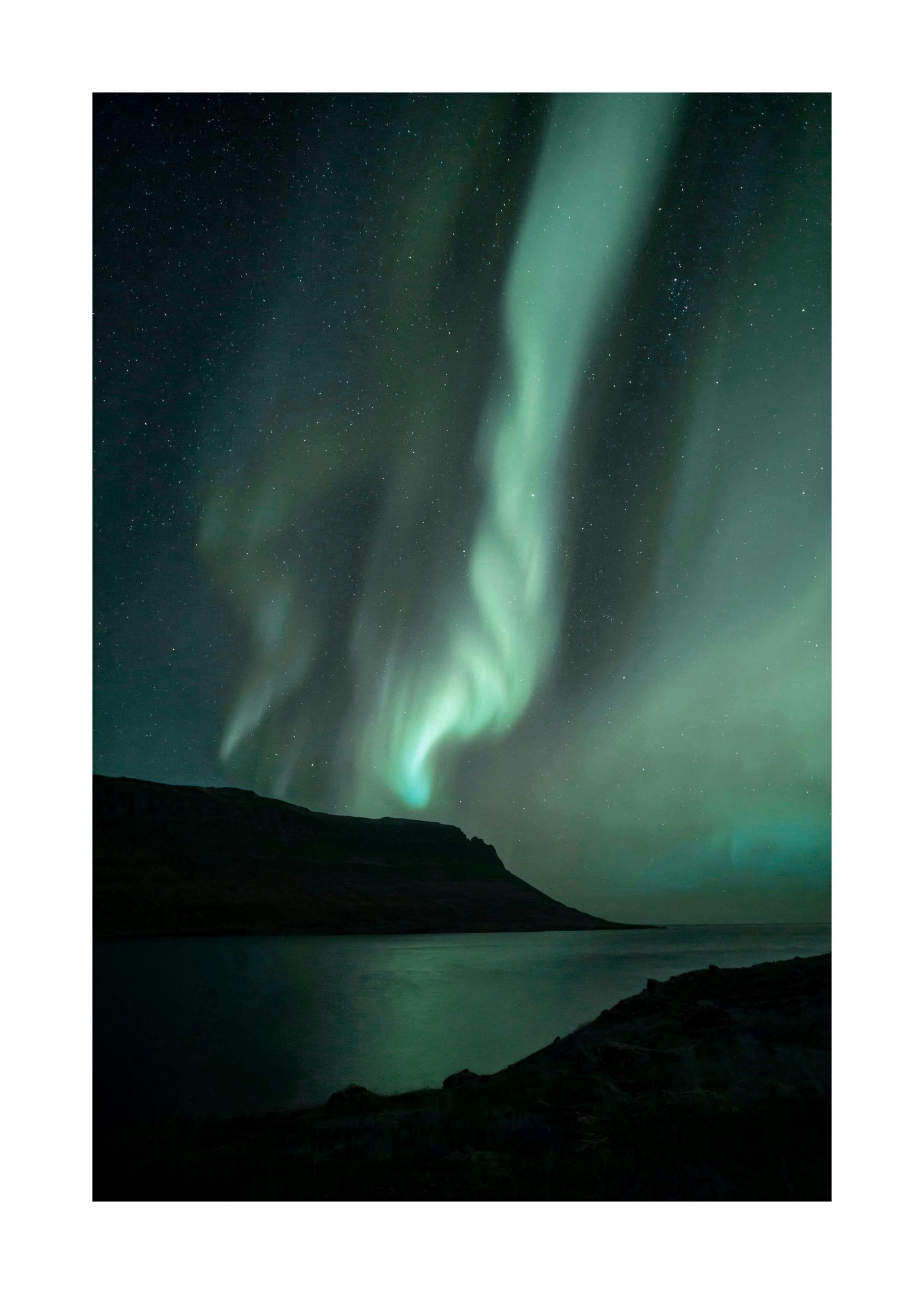 Affiche daurores boréales vertes au-dessus de montagnes et de locéan en Islande, nuit étoilée