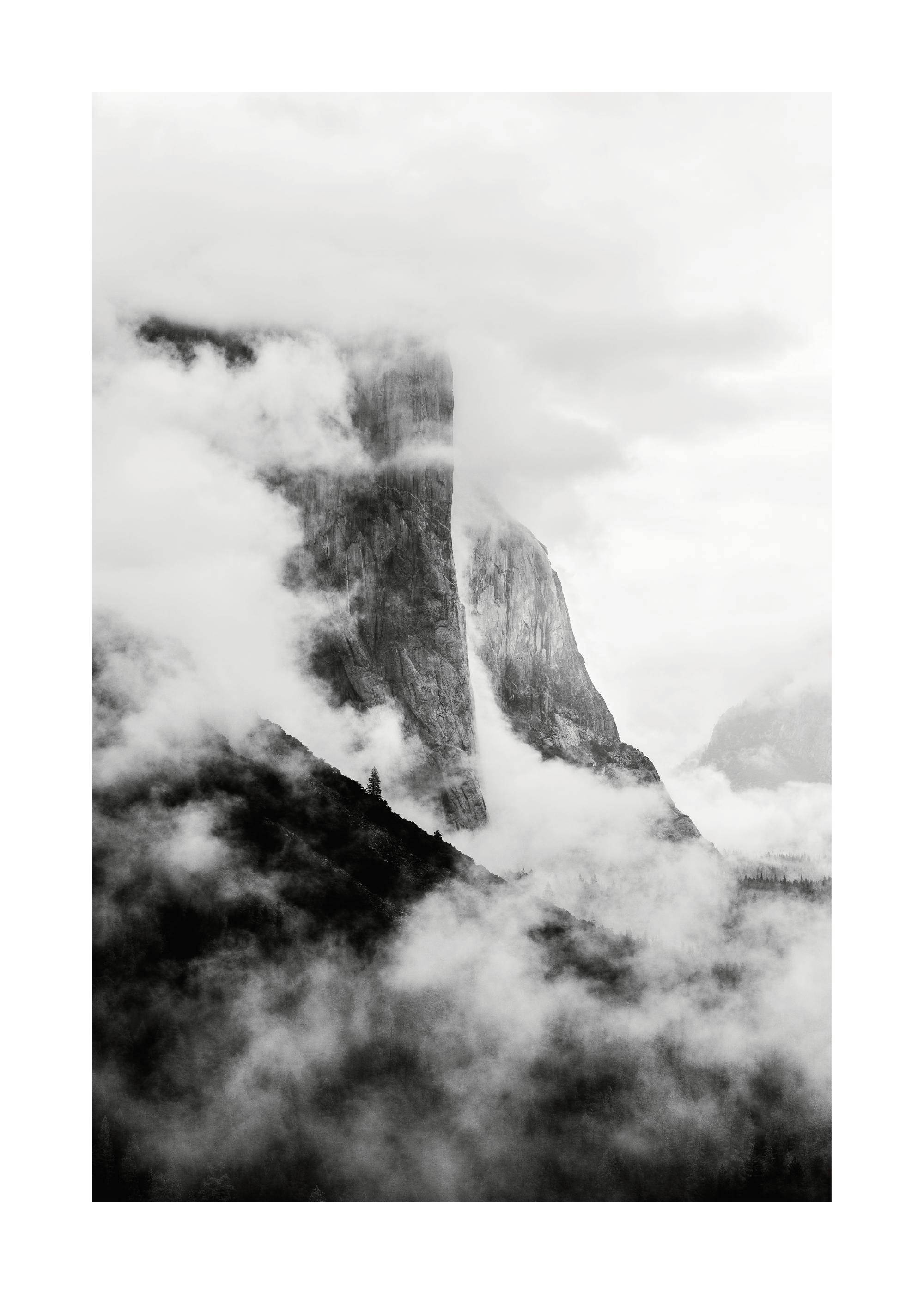 Schwarz-Weiß-El Capitan-Poster, Felsformation in Kalifornien, in Nebel gehüllt, mysteriöse Landschaftsfotografie.