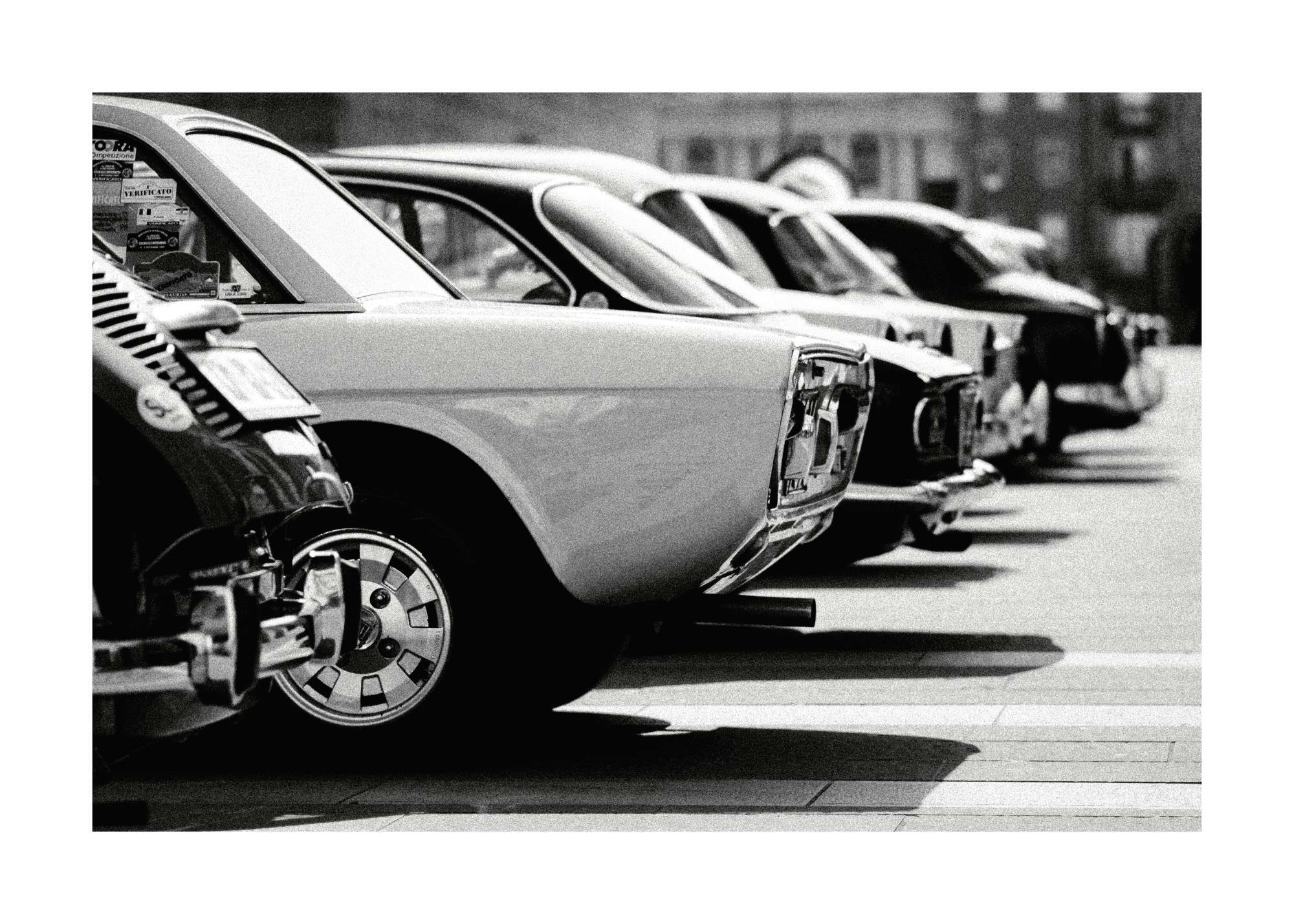 Schwarz-Weiß-Fotografie von Oldtimern in einer Reihe, Vintage-Auto-Poster
