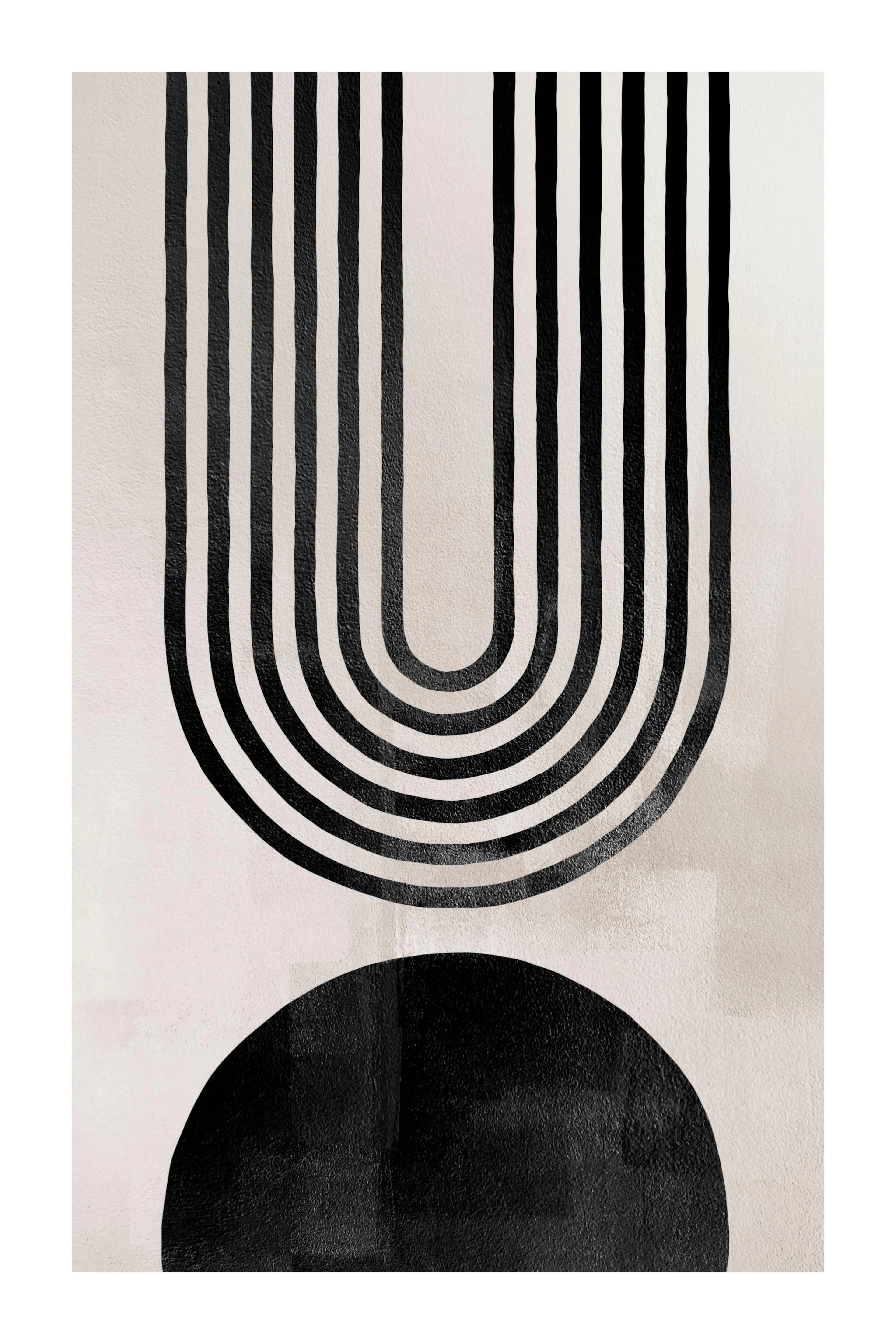 Póster Berlin Arches No2 com arco abstrato preto e forma circular preta sobre fundo bege. Arte gráfica moderna.