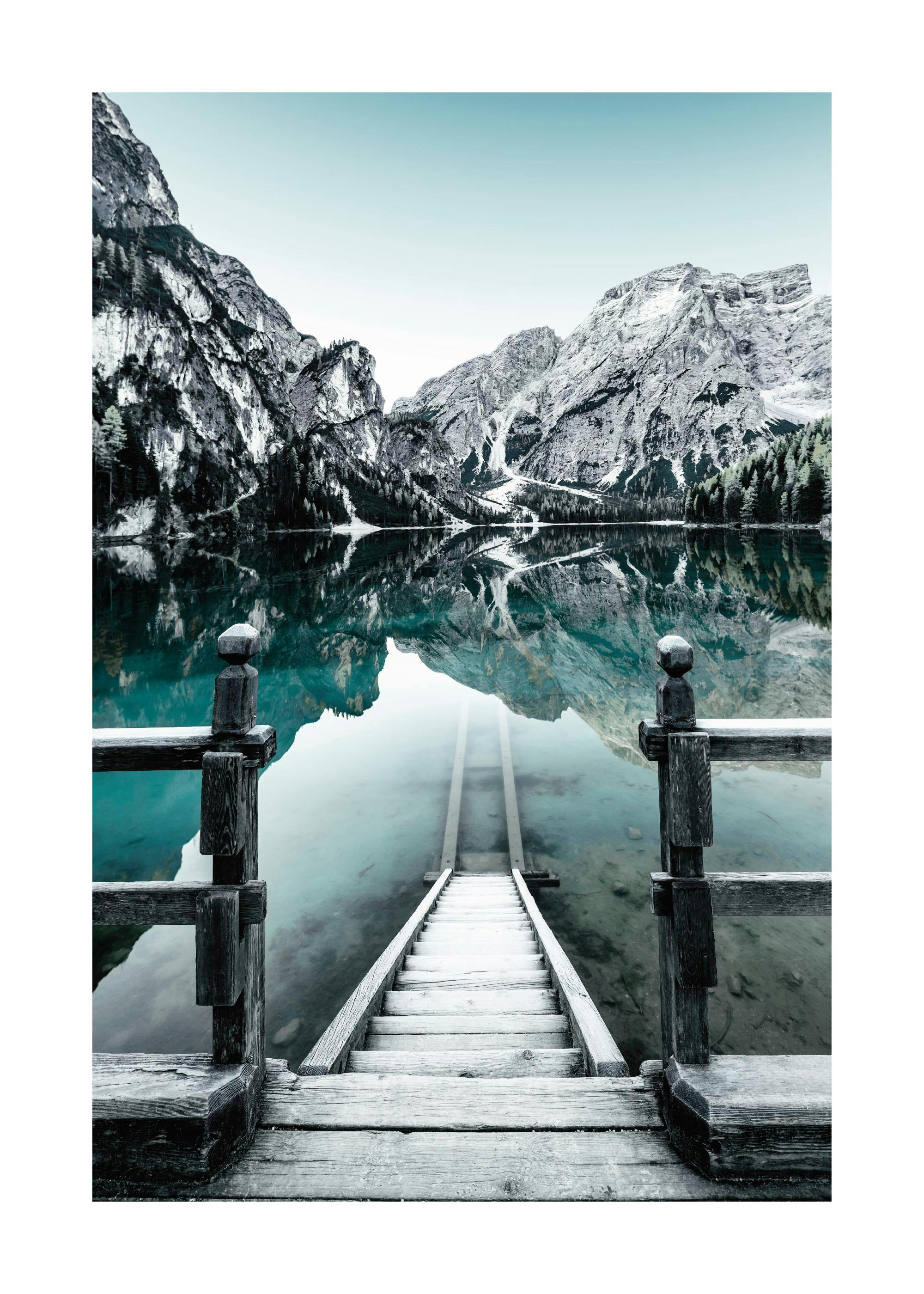Affiche de nature, lac de Braies avec des escaliers en bois menant à leau, montagnes enneigées en arrière-plan, en Italie