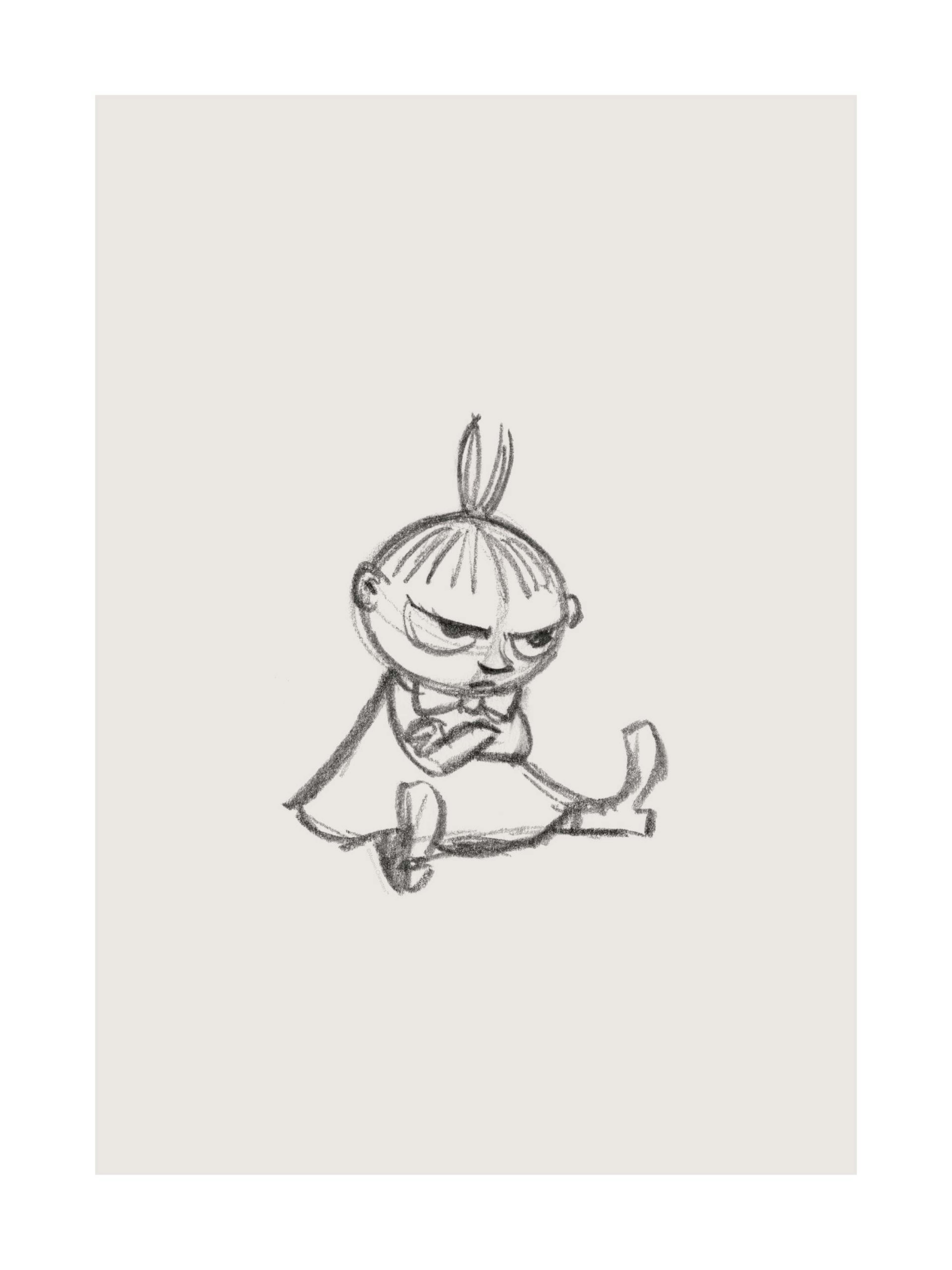 Bleistiftskizze von Klein Mü, die mit verschränkten Armen und mürrischem Gesichtsausdruck auf einem Poster sitzt.