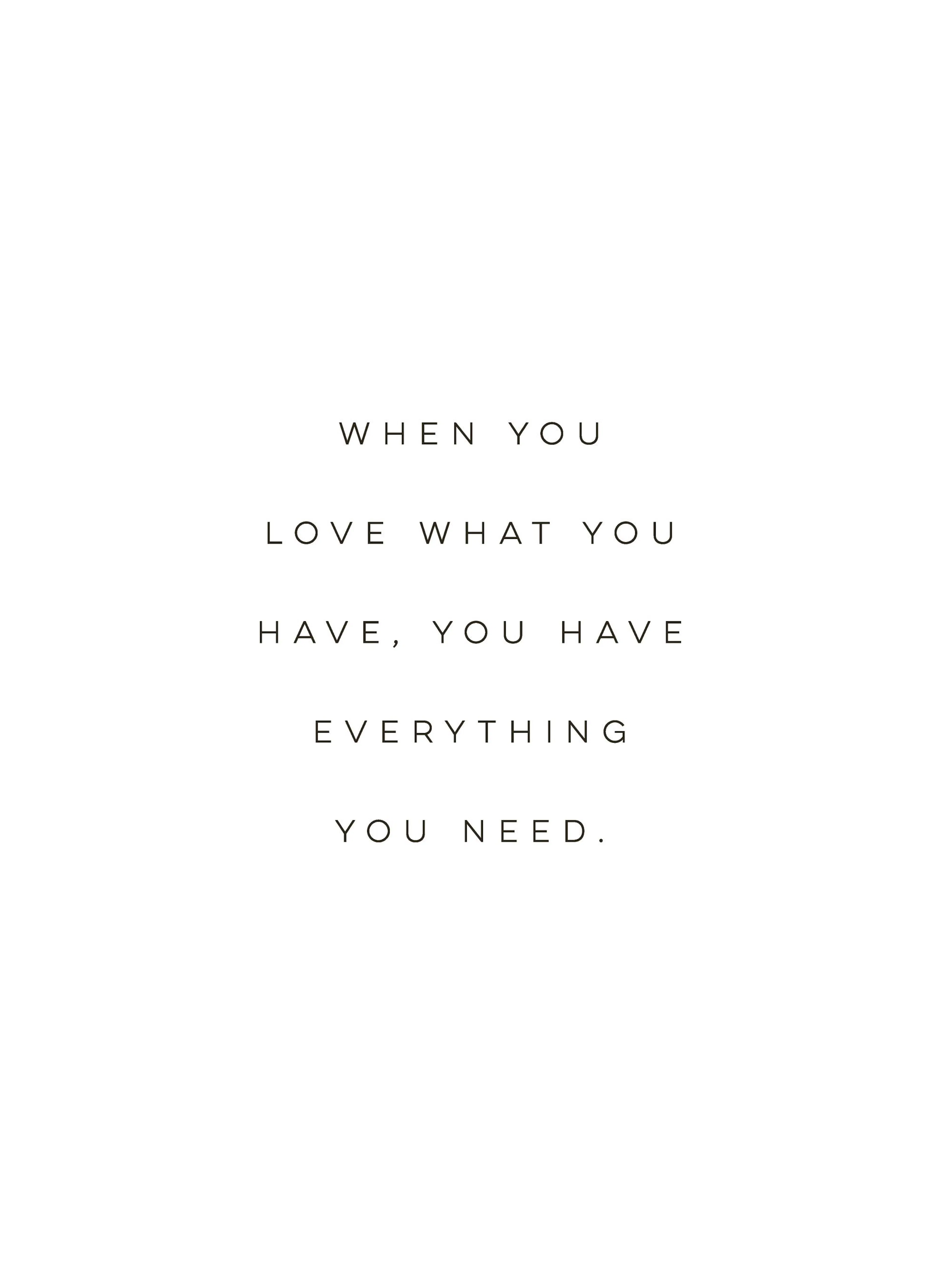 Affischtavla med citatet When you love what you have, you have everything you need i svart text på vit bakgrund.