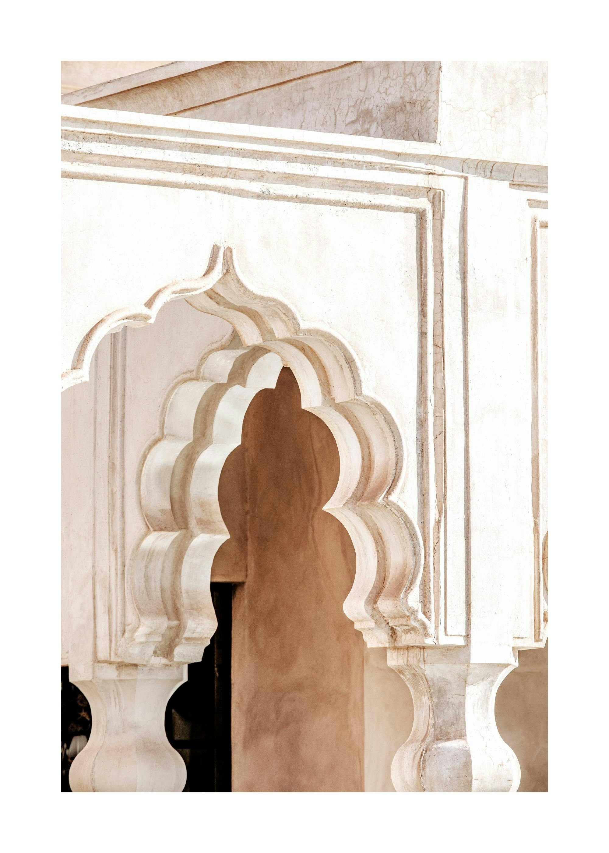 Affiche photographie dune arche beige arrondie avec des détails architecturaux marocains en typographie fine.